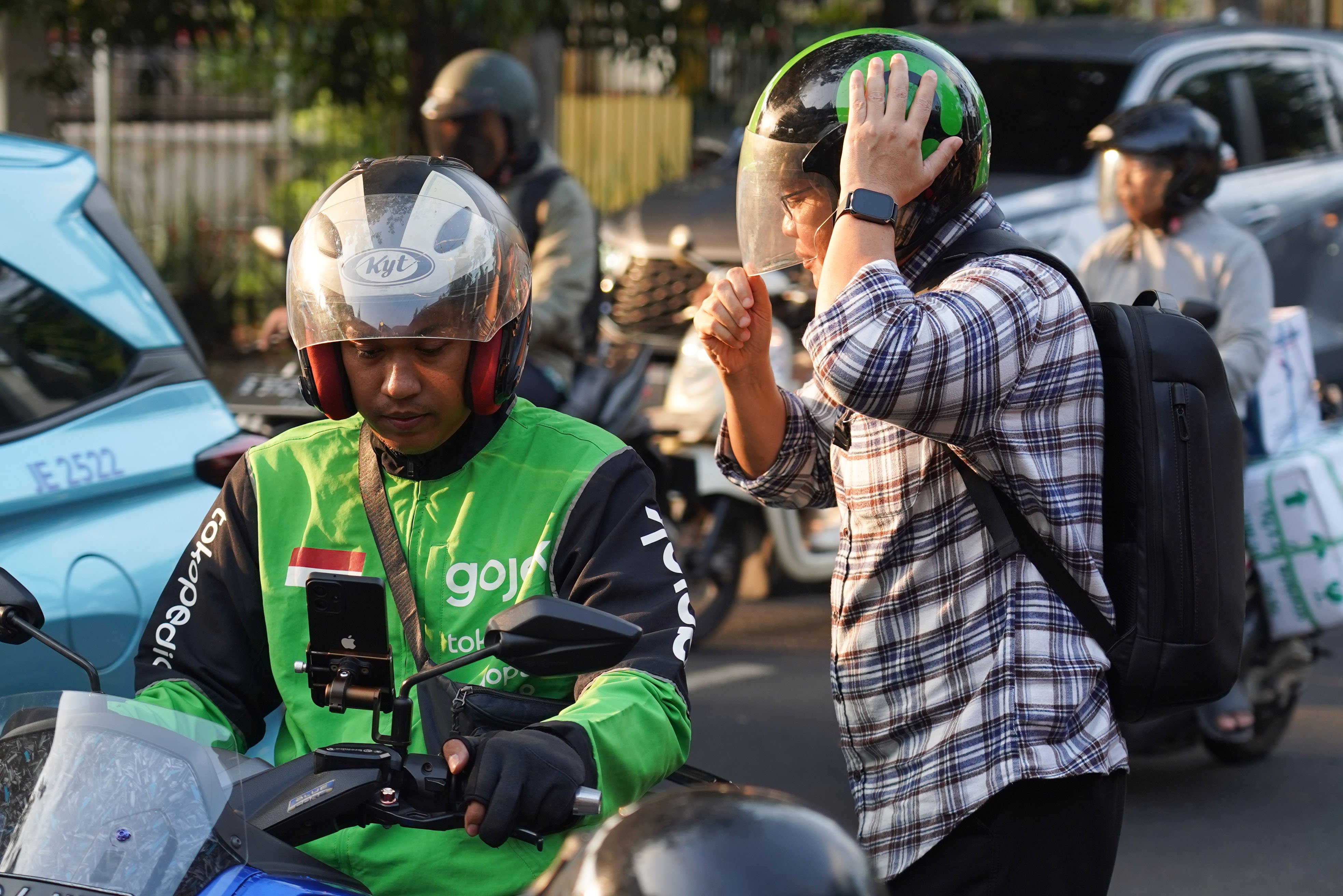 Pengemudi ojek online (ojol) membawa penumpang di kawasan Palmerah, Jakarta, Rabu (12/8/2026). Pemerintah menyepakati pengemudi ojol ditetapkan sebagai pelaku usaha mikro, kecil, dan menengah (UMKM) dalam Peraturan Presiden (Perpres) tentang ekosistem transportasi digital atau daring sehingga memperoleh akses Kredit Usaha Rakyat (KUR), pelatihan usaha, insentif perpajakan, serta Bonus Hari Raya (BHR).