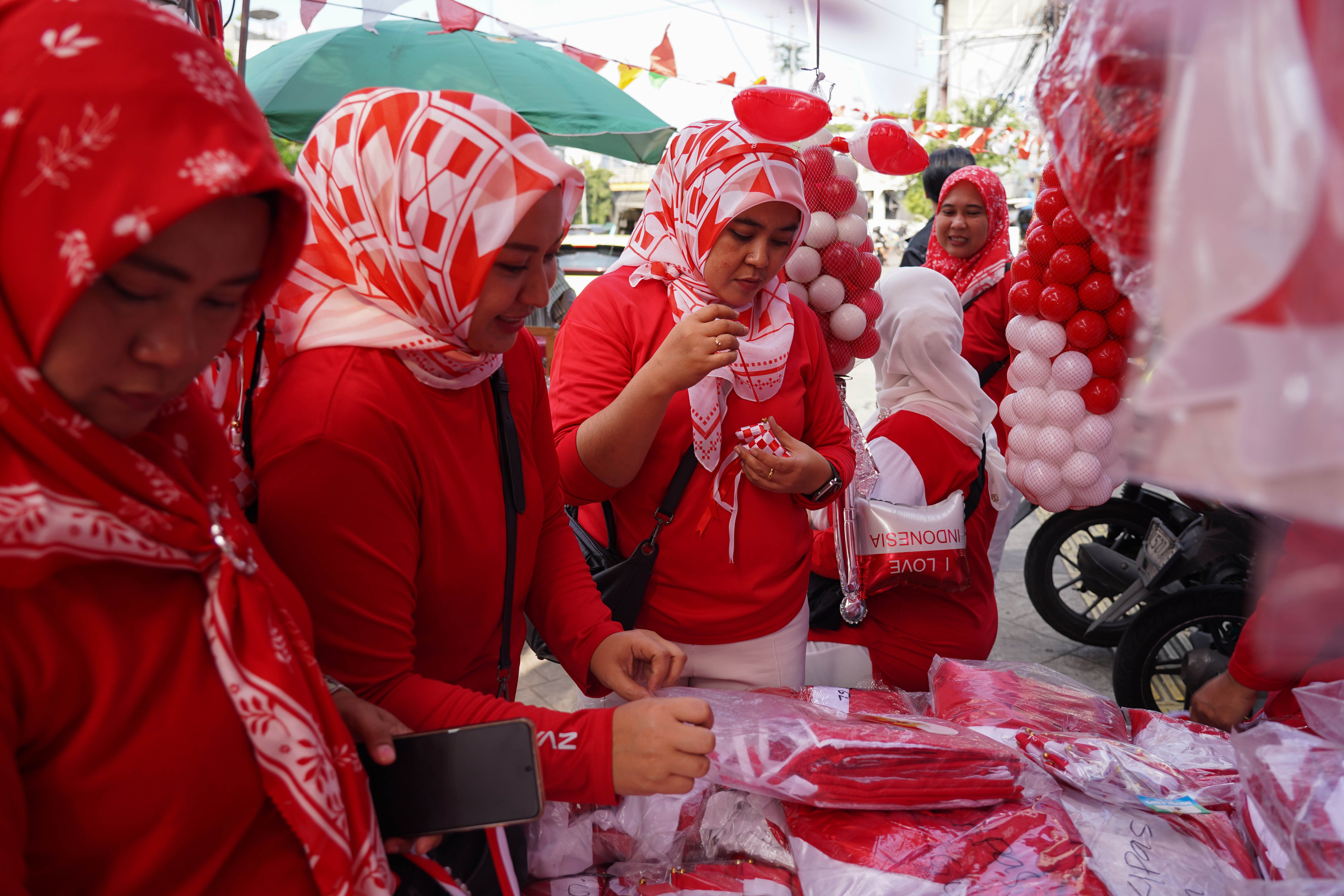Calon pembeli melihat pernak pernik merah putih yang dijual di Pasar Jatinegara, Jakarta Timur, Rabu (12/8/2026). Berdasarkan keterangan pedagang, menjelang Hari Ulang Tahun (HUT) Kemerdekaan Republik Indonesia ke-81 pada 17 Agustus 2026, penjualan aksesoris bernuansa merah putih meningkat dua kali lipat dibandingkan tahun lalu.