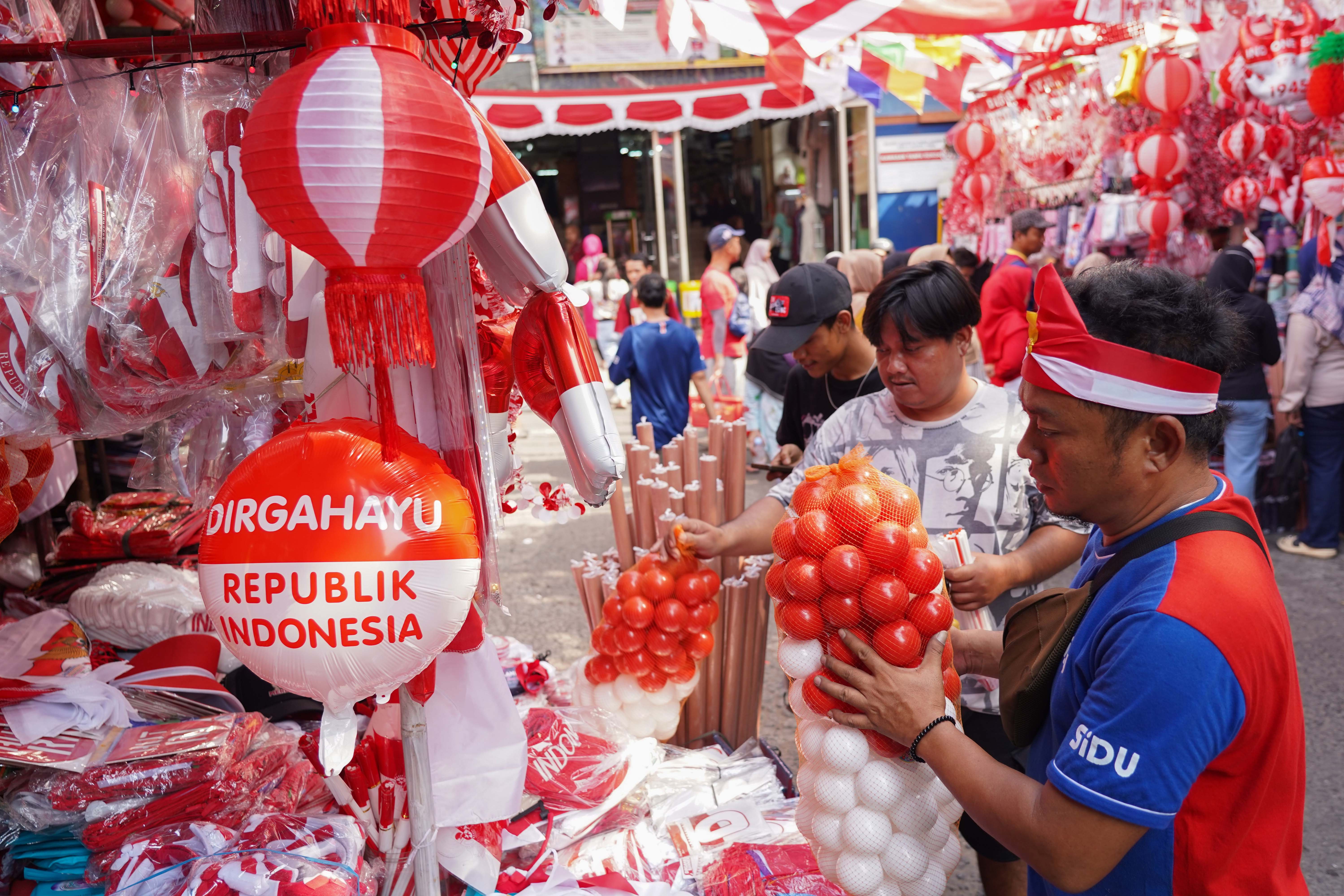 Calon pembeli melihat pernak pernik merah putih yang dijual di Pasar Jatinegara, Jakarta Timur, Rabu (12/8/2026). Berdasarkan keterangan pedagang, menjelang Hari Ulang Tahun (HUT) Kemerdekaan Republik Indonesia ke-81 pada 17 Agustus 2026, penjualan aksesoris bernuansa merah putih meningkat dua kali lipat dibandingkan tahun lalu.