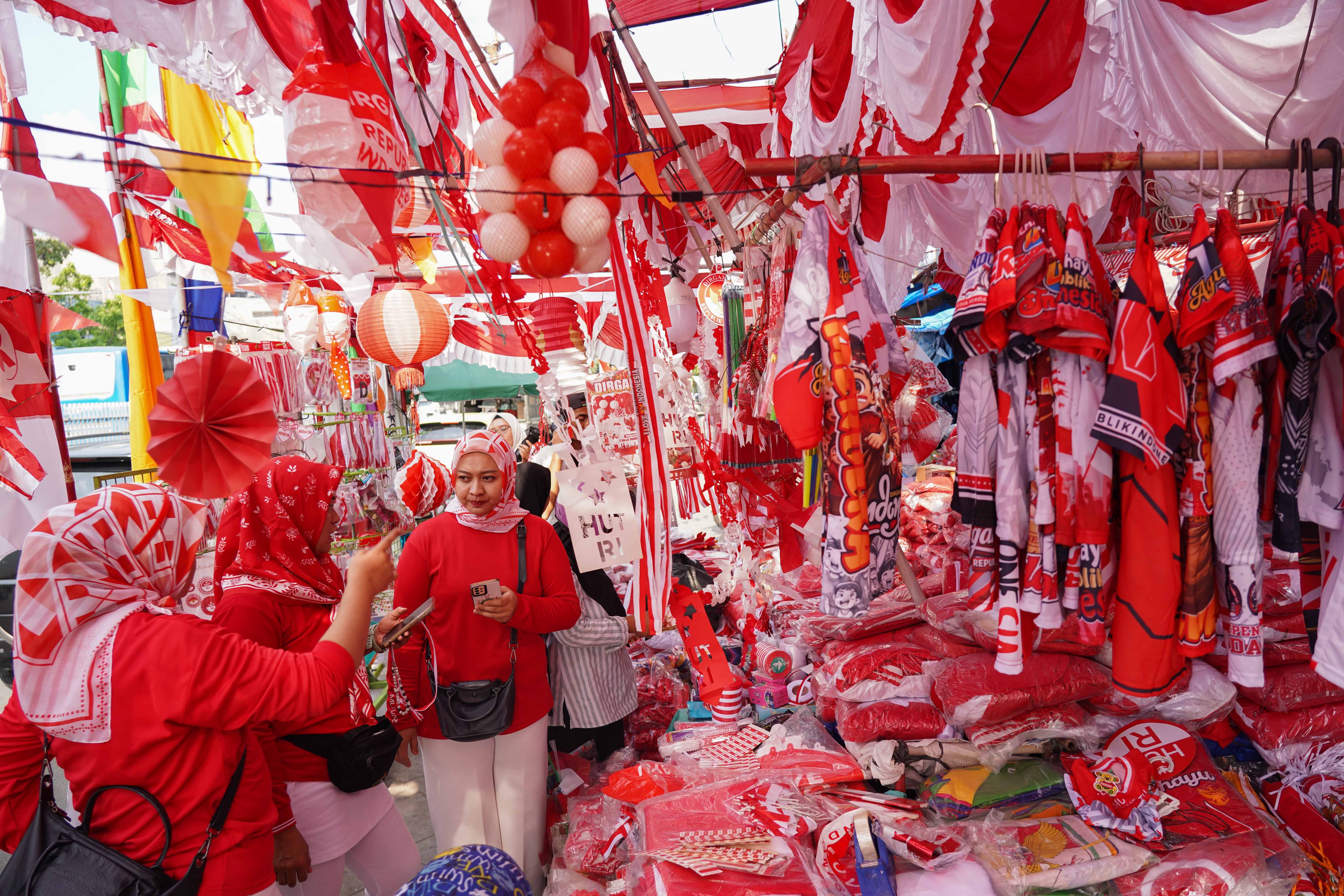 Calon pembeli melihat pernak pernik merah putih yang dijual di Pasar Jatinegara, Jakarta Timur, Rabu (12/8/2026). Berdasarkan keterangan pedagang, menjelang Hari Ulang Tahun (HUT) Kemerdekaan Republik Indonesia ke-81 pada 17 Agustus 2026, penjualan aksesoris bernuansa merah putih meningkat dua kali lipat dibandingkan tahun lalu.