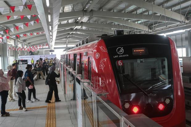 Rangkaian kereta LRT Jakarta berhenti di Stasiun LRT Jakarta Manggarai, Jakarta, Kamis (13/8/2026). Pemprov DKI Jakarta menyebut progres pembangunan proyek LRT Jakarta rute Manggarai-Kelapa Gading sepanjang 12,2 kilometer dan memiliki sebanyak 11 titik pemberhentian dengan nilai investasi Rp12,1 triliun tersebut telah mencapai sekitar 98 persen serta ditargetkan mulai beroperasi pada Agustus 2026.