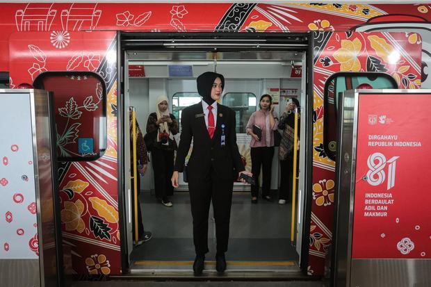 Petugas berdiri di pintu gerbong kereta LRT Jakarta saat berhenti di Stasiun LRT Jakarta Manggarai, Jakarta, Kamis (13/8/2026). Pemprov DKI Jakarta menyebut progres pembangunan proyek LRT Jakarta rute Manggarai-Kelapa Gading sepanjang 12,2 kilometer dan memiliki sebanyak 11 titik pemberhentian dengan nilai investasi Rp12,1 triliun tersebut telah mencapai sekitar 98 persen serta ditargetkan mulai beroperasi pada Agustus 2026.