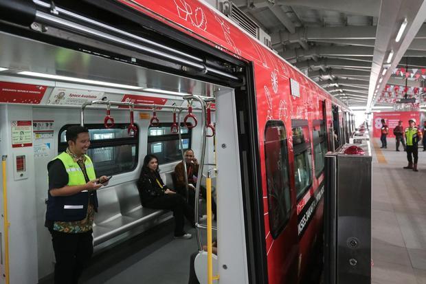 Petugas berada di dalam gerbong kereta LRT Jakarta saat berhenti di Stasiun LRT Jakarta Manggarai, Jakarta, Kamis (13/8/2026). Pemprov DKI Jakarta menyebut progres pembangunan proyek LRT Jakarta rute Manggarai-Kelapa Gading sepanjang 12,2 kilometer dan memiliki sebanyak 11 titik pemberhentian dengan nilai investasi Rp12,1 triliun tersebut telah mencapai sekitar 98 persen serta ditargetkan mulai beroperasi pada Agustus 2026.