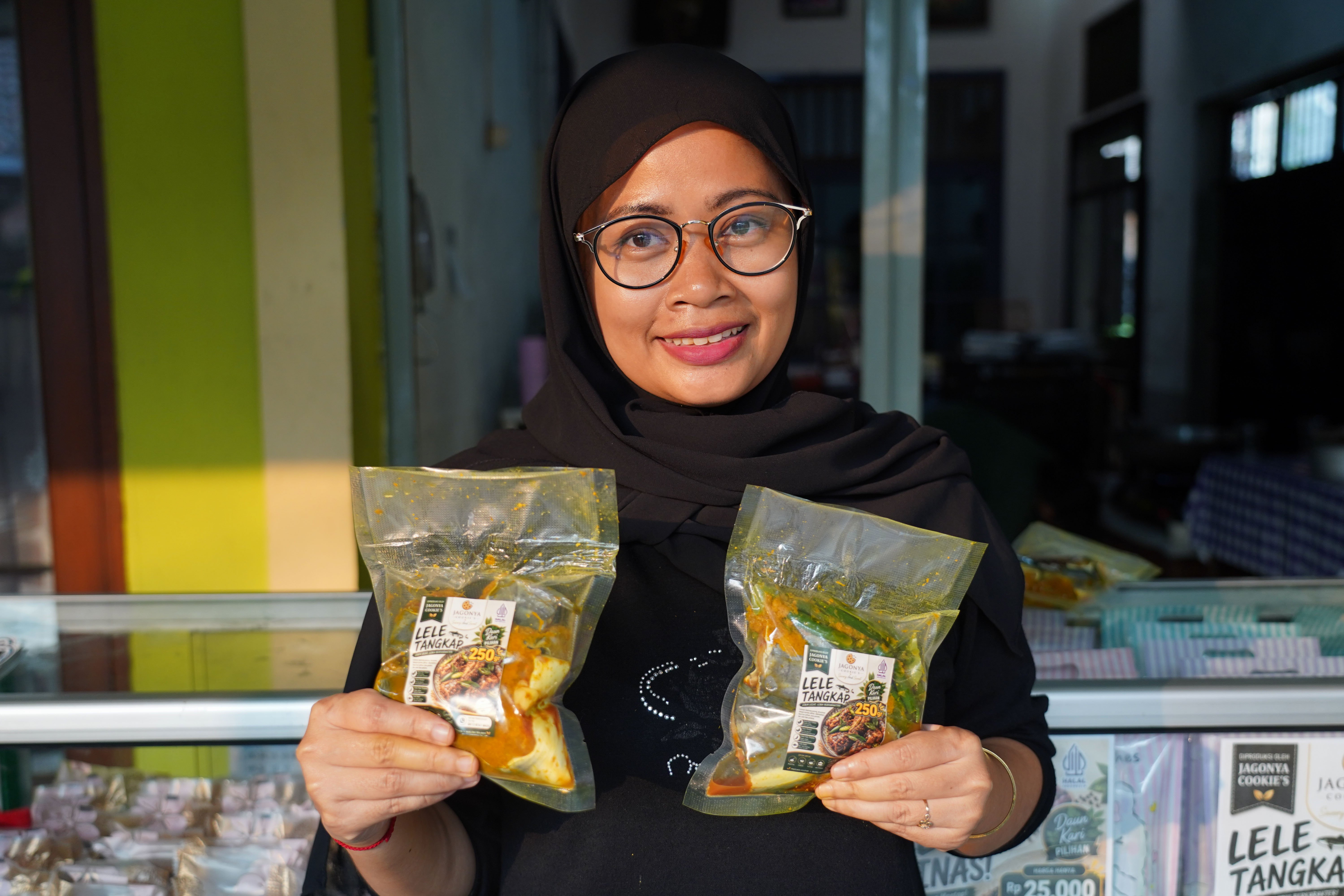 Warga menunjukkan produk olahan lele marinasi hasil ternak warga RT.08/RW.04, Malaka Jaya, Duren Sawit, Jakarta Timur.