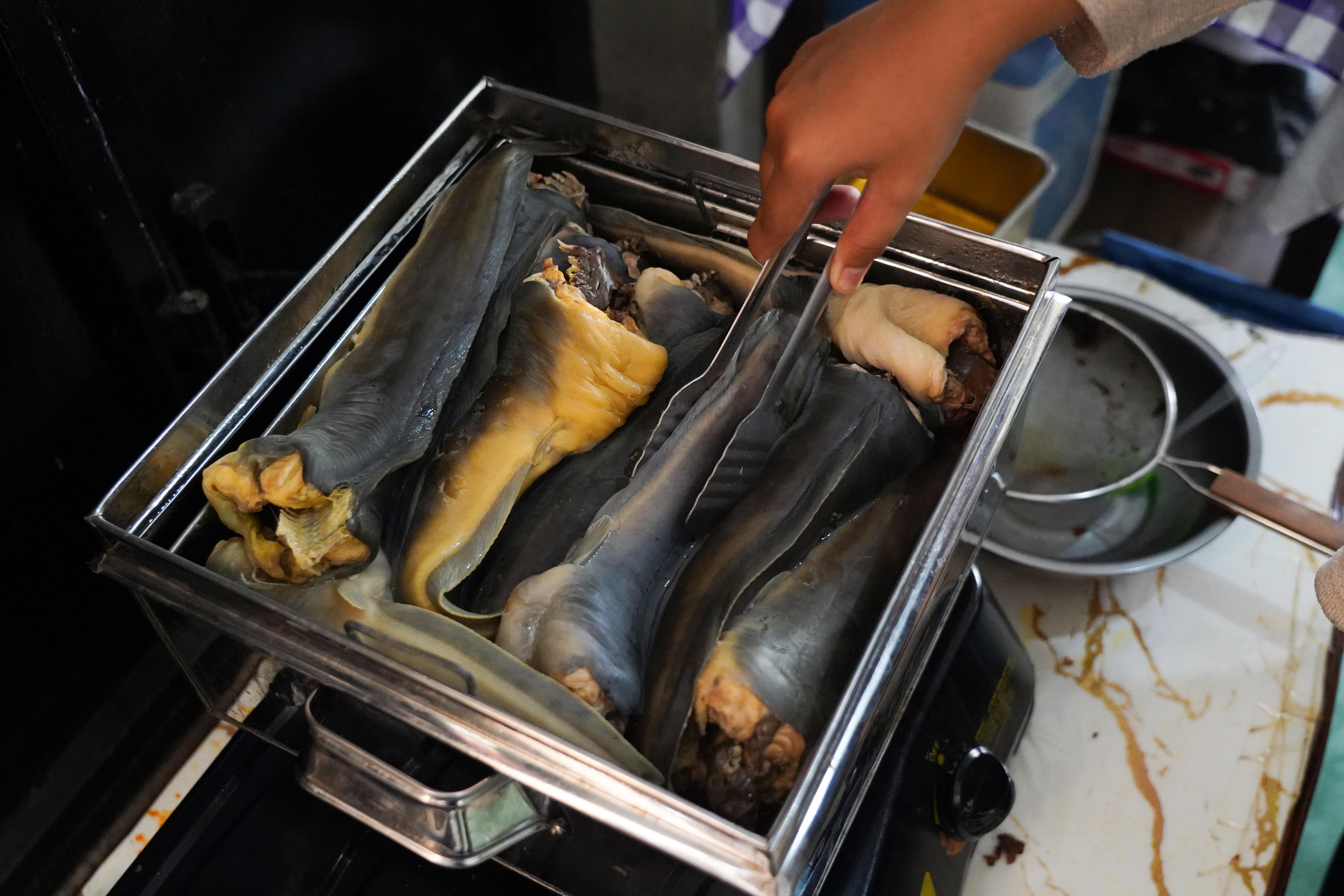 Warga mengolah ikan lele hasil ternak di RT.08/RW.04, Malaka Jaya, Duren Sawit, Jakarta Timur.