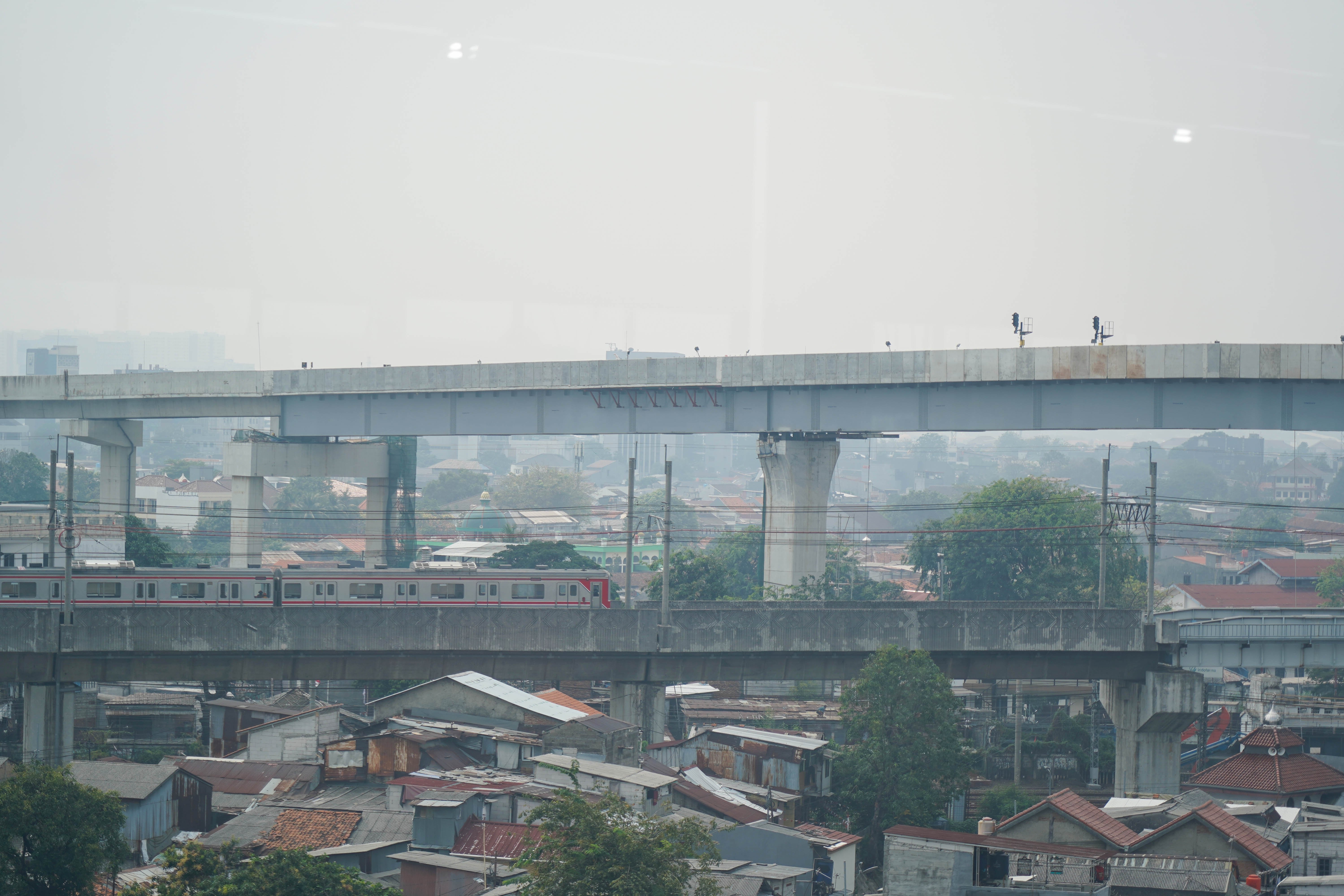 Penampakan beton yang menopang rel lintasan kereta LRT yang terlihat dari di Stasiun LRT Jakarta Manggarai di Jakarta, Kamis (13/8/2026). Gubernur DKI Jakarta Pramono Anung Wibowo menyebut progres pembangunan LRT Jakarta rute Velodrome-Manggarai mencapai 98 persen dan ditargetkan dapat beroperasi pada akhir Agustus 2026.