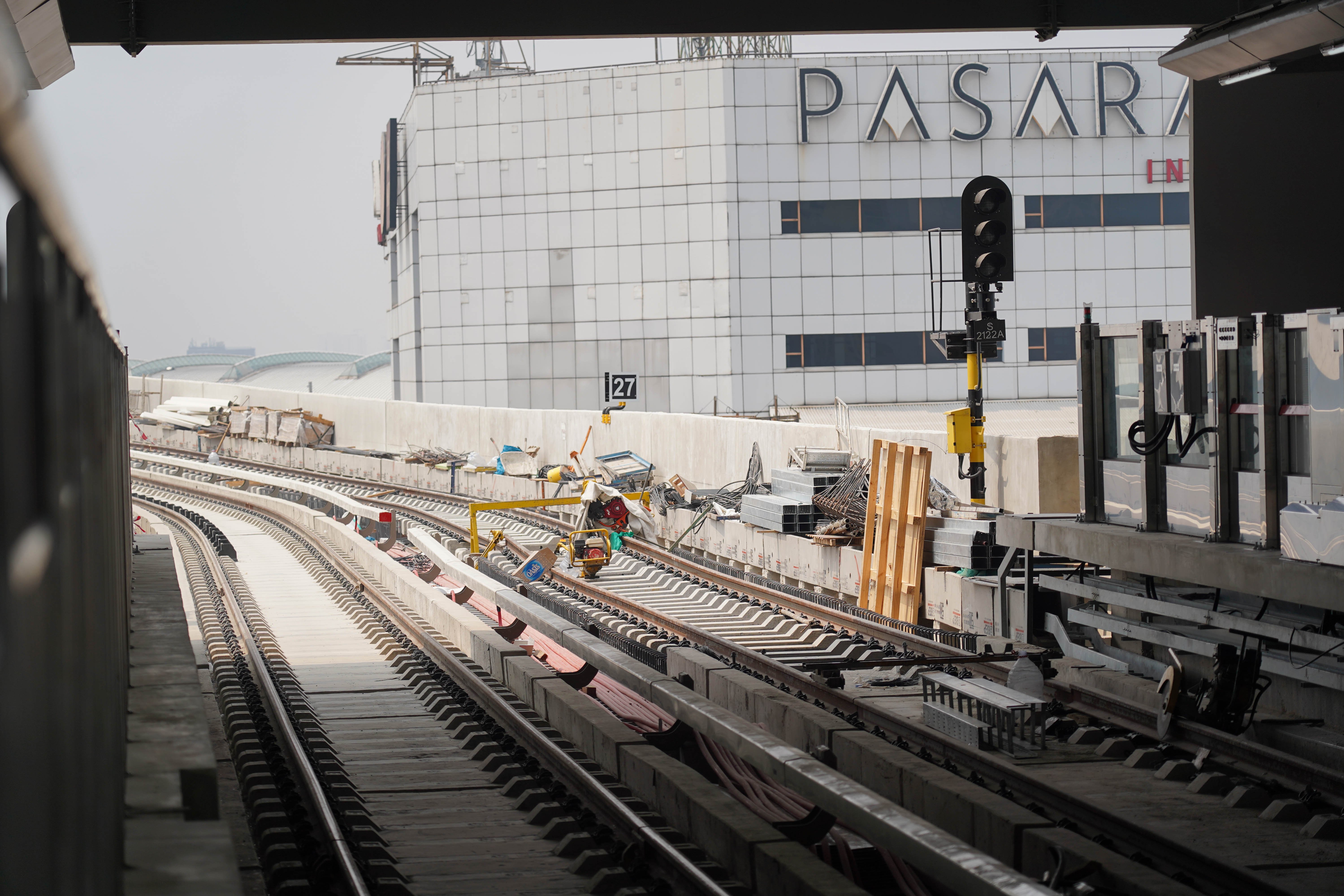 Rel lintasan kereta LRT di Stasiun LRT Jakarta Manggarai yang dalam proses penyelesaian akhir di Jakarta, Kamis (13/8/2026). Gubernur DKI Jakarta Pramono Anung Wibowo menyebut progres pembangunan LRT Jakarta rute Velodrome-Manggarai mencapai 98 persen dan ditargetkan dapat beroperasi pada akhir Agustus 2026.