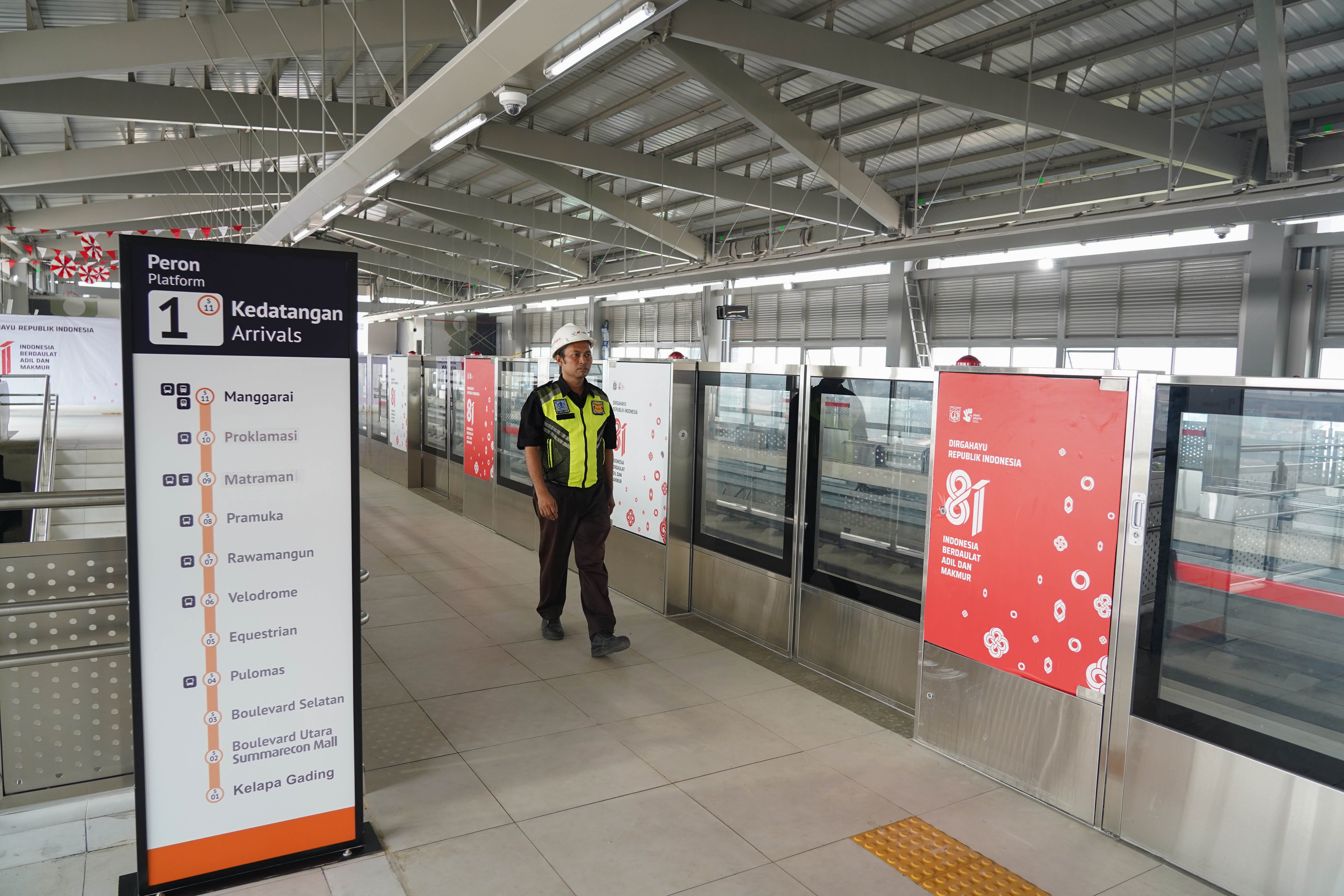 Petugas keamanan berjaga di peron Stasiun LRT Jakarta Manggarai yang dalam proses penyelesaian akhir di Jakarta, Kamis (13/8/2026). Gubernur DKI Jakarta Pramono Anung Wibowo menyebut progres pembangunan LRT Jakarta rute Velodrome-Manggarai mencapai 98 persen dan ditargetkan dapat beroperasi pada akhir Agustus 2026.