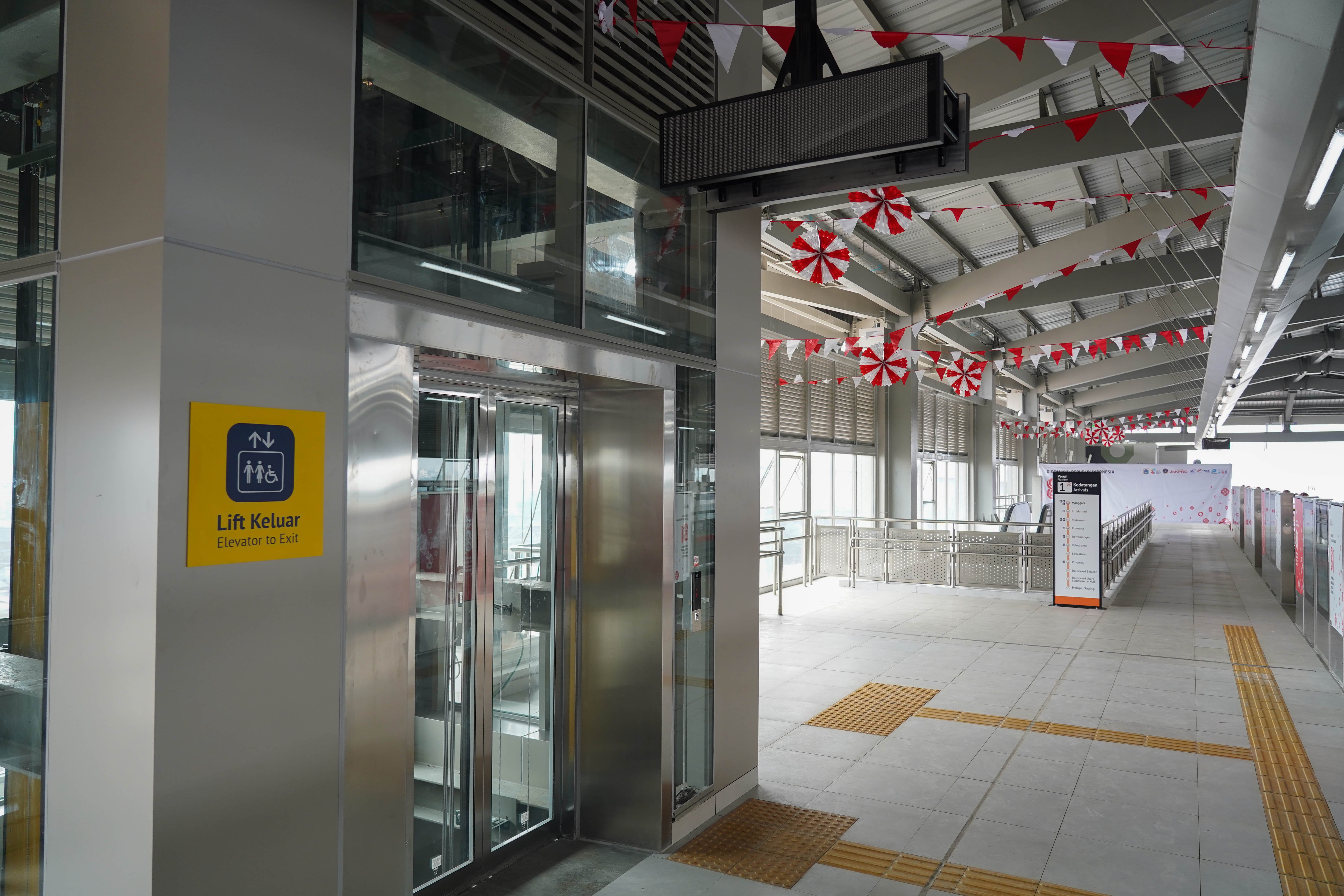 Akses lift penumpang di peron Stasiun LRT Jakarta Manggarai yang dalam proses penyelesaian akhir di Jakarta, Kamis (13/8/2026). Gubernur DKI Jakarta Pramono Anung Wibowo menyebut progres pembangunan LRT Jakarta rute Velodrome-Manggarai mencapai 98 persen dan ditargetkan dapat beroperasi pada akhir Agustus 2026.