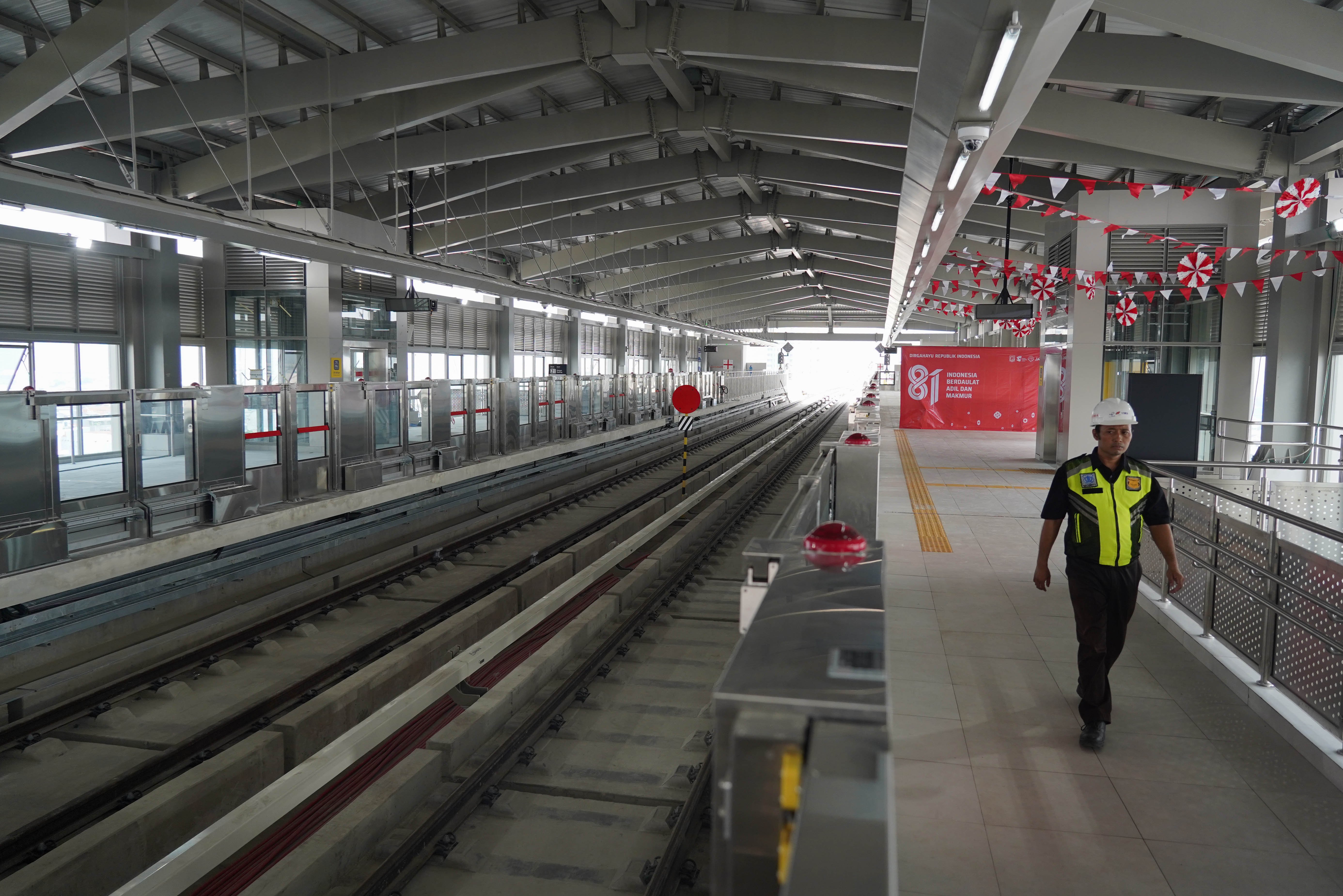 Petugas keamanan berjaga di peron Stasiun LRT Jakarta Manggarai yang dalam proses penyelesaian akhir di Jakarta, Kamis (13/8/2026). Gubernur DKI Jakarta Pramono Anung Wibowo menyebut progres pembangunan LRT Jakarta rute Velodrome-Manggarai mencapai 98 persen dan ditargetkan dapat beroperasi pada akhir Agustus 2026.