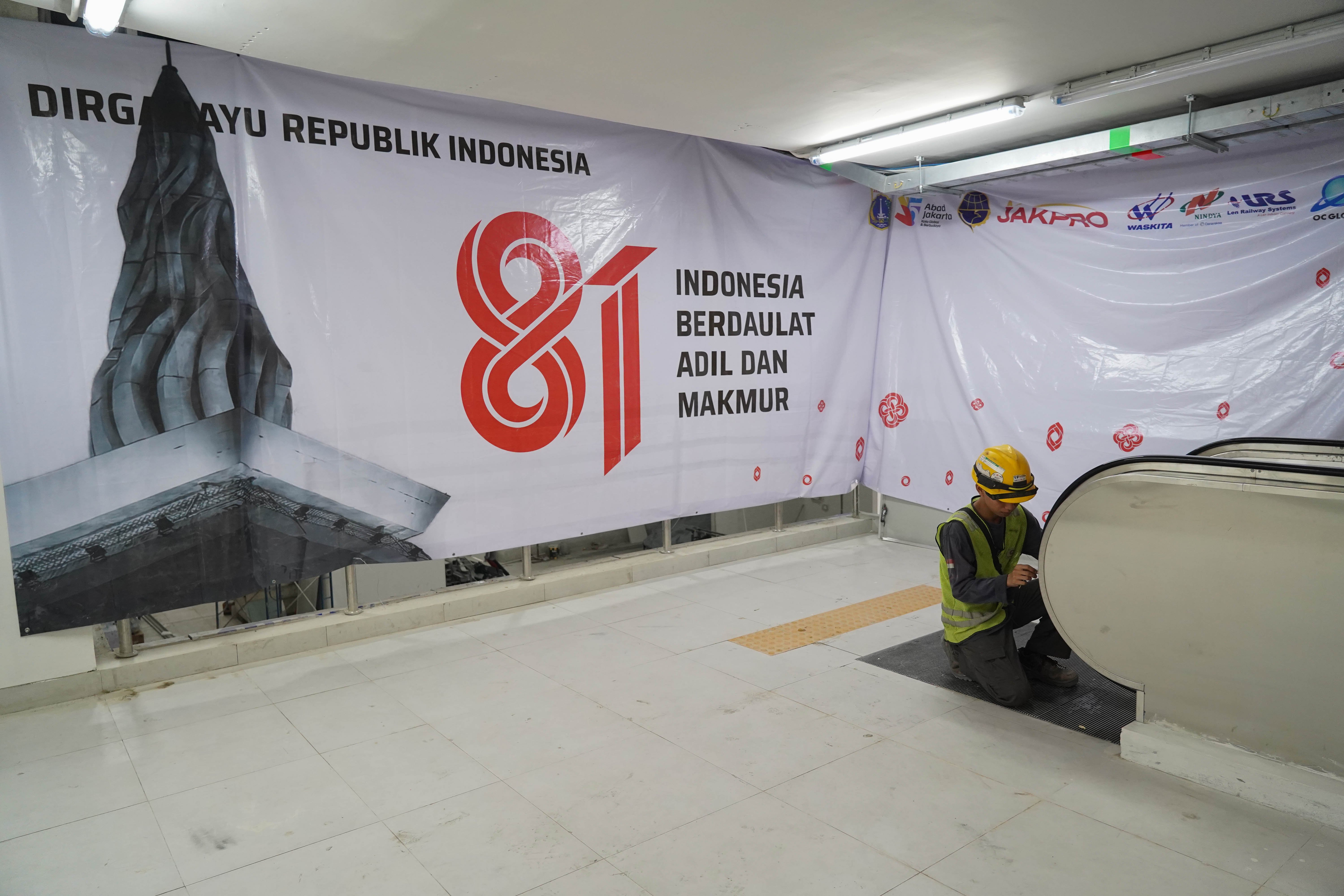 Pekerja menyelesaikan pembangunan Stasiun LRT Jakarta Manggarai di Jakarta, Kamis (13/8/2026). Gubernur DKI Jakarta Pramono Anung Wibowo menyebut progres pembangunan LRT Jakarta rute Velodrome-Manggarai mencapai 98 persen dan ditargetkan dapat beroperasi pada akhir Agustus 2026.