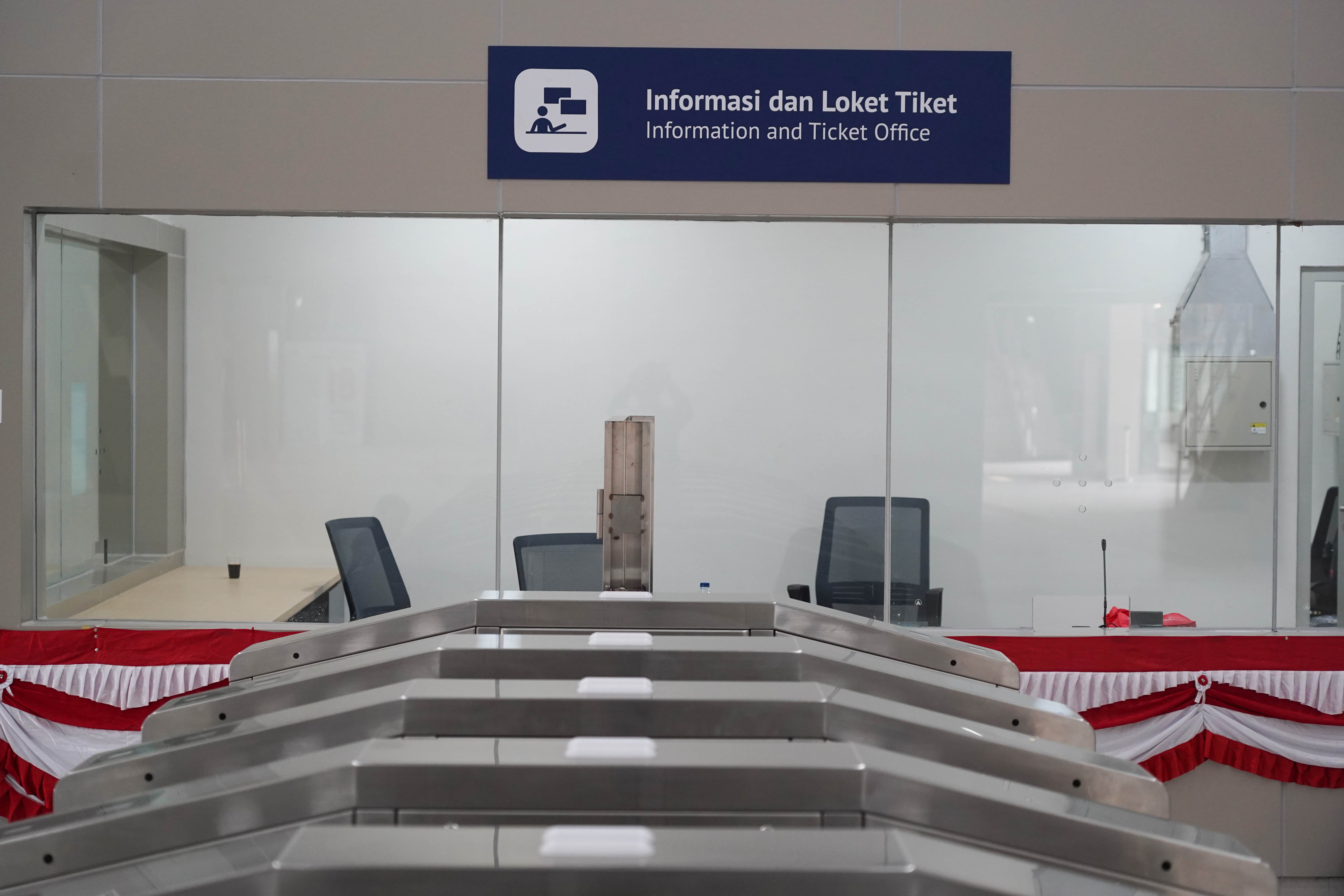 Suasana loket tiket di Stasiun LRT Jakarta Manggarai yang dalam proses penyelesaian akhir di Jakarta, Kamis (13/8/2026). Gubernur DKI Jakarta Pramono Anung Wibowo menyebut progres pembangunan LRT Jakarta rute Velodrome-Manggarai mencapai 98 persen dan ditargetkan dapat beroperasi pada akhir Agustus 2026.