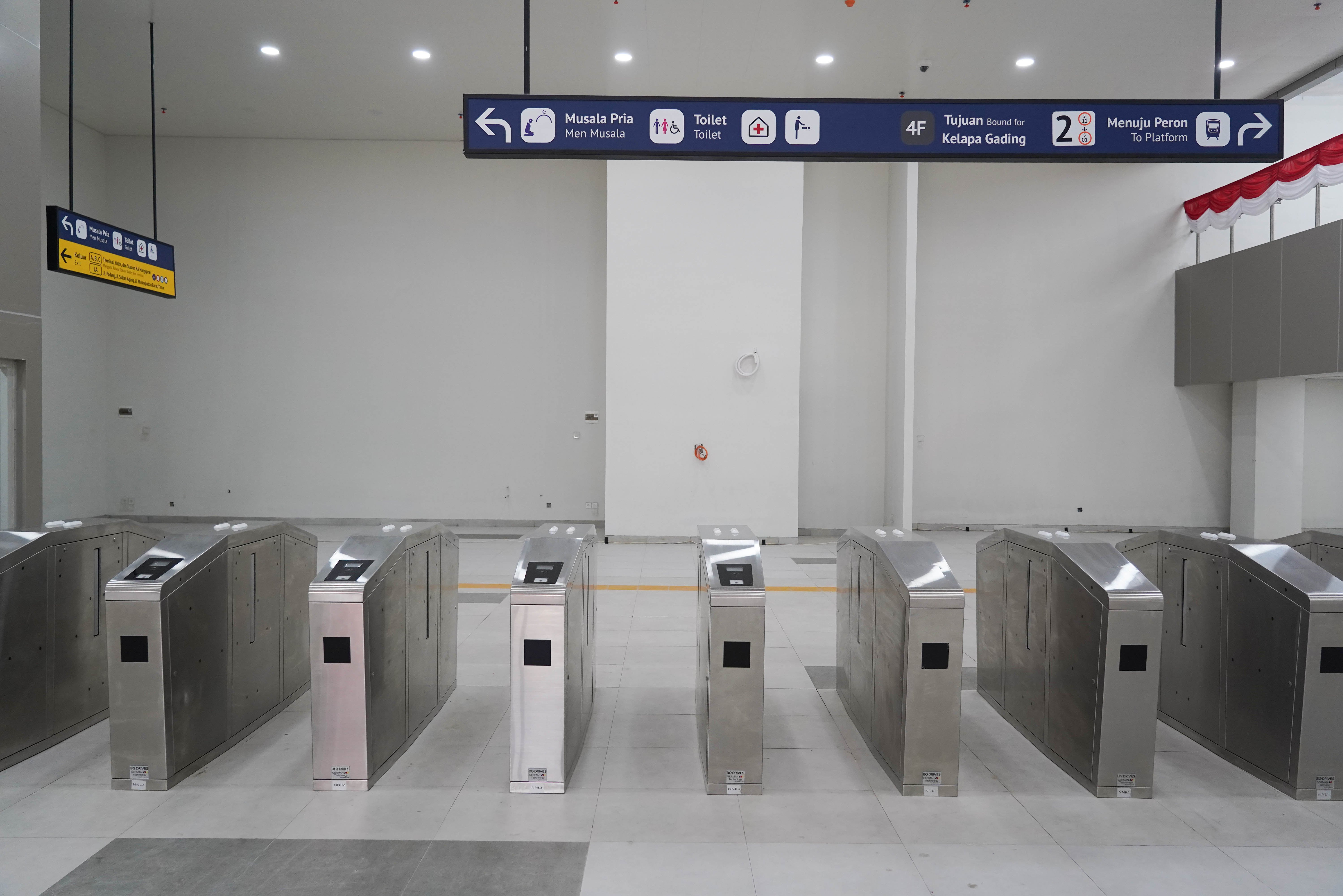 Suasana akses masuk penumpang di Stasiun LRT Jakarta Manggarai yang dalam proses penyelesaian akhir di Jakarta, Kamis (13/8/2026). Gubernur DKI Jakarta Pramono Anung Wibowo menyebut progres pembangunan LRT Jakarta rute Velodrome-Manggarai mencapai 98 persen dan ditargetkan dapat beroperasi pada akhir Agustus 2026.