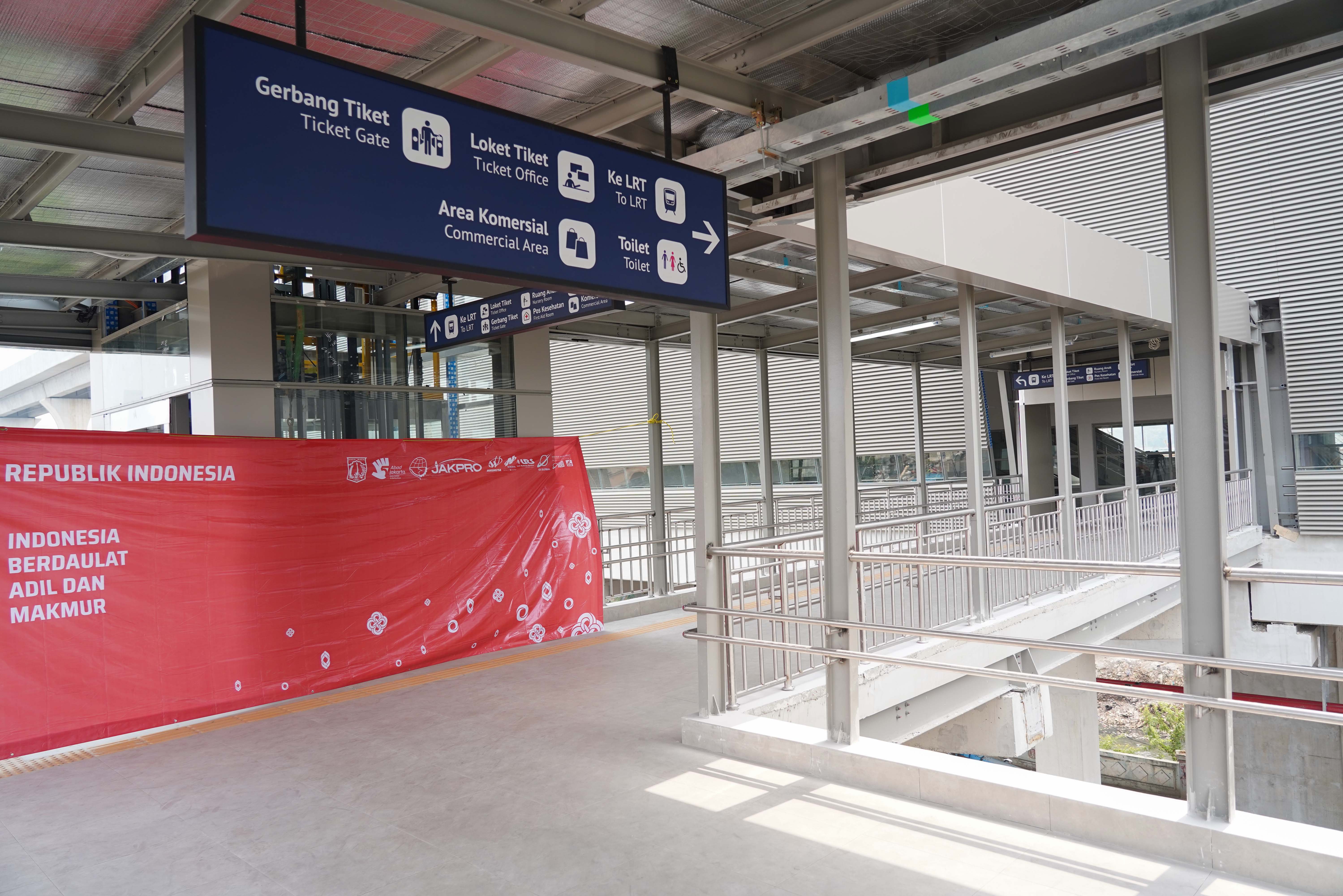 Suasana akses masuk Stasiun LRT Jakarta Manggarai yang dalam proses penyelesaian akhir di Jakarta, Kamis (13/8/2026). Gubernur DKI Jakarta Pramono Anung Wibowo menyebut progres pembangunan LRT Jakarta rute Velodrome-Manggarai mencapai 98 persen dan ditargetkan dapat beroperasi pada akhir Agustus 2026.