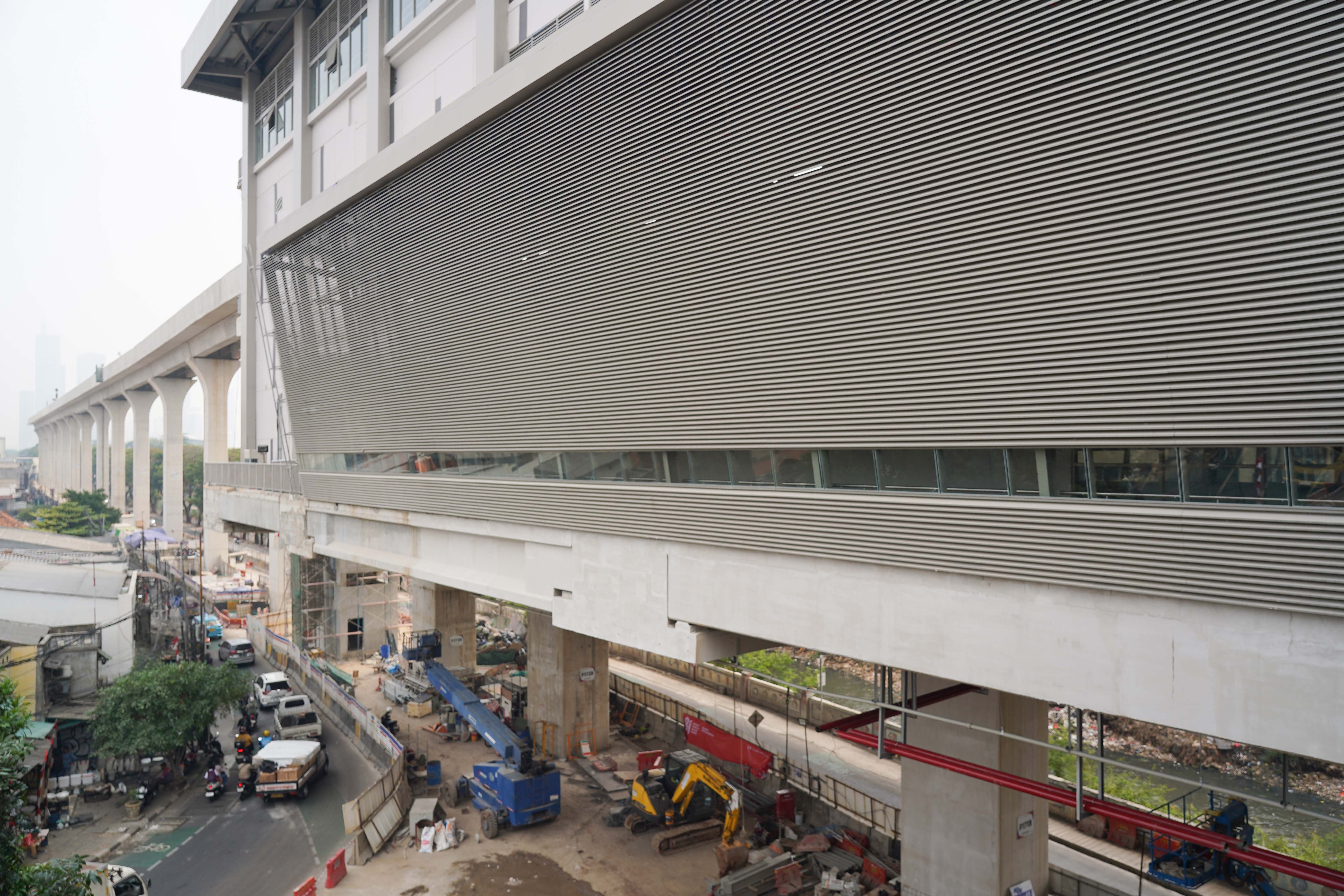 Suasana pembangunan Stasiun LRT Jakarta Manggarai di Jakarta, Kamis (13/8/2026). Gubernur DKI Jakarta Pramono Anung Wibowo menyebut progres pembangunan LRT Jakarta rute Velodrome-Manggarai mencapai 98 persen dan ditargetkan dapat beroperasi pada akhir Agustus 2026.