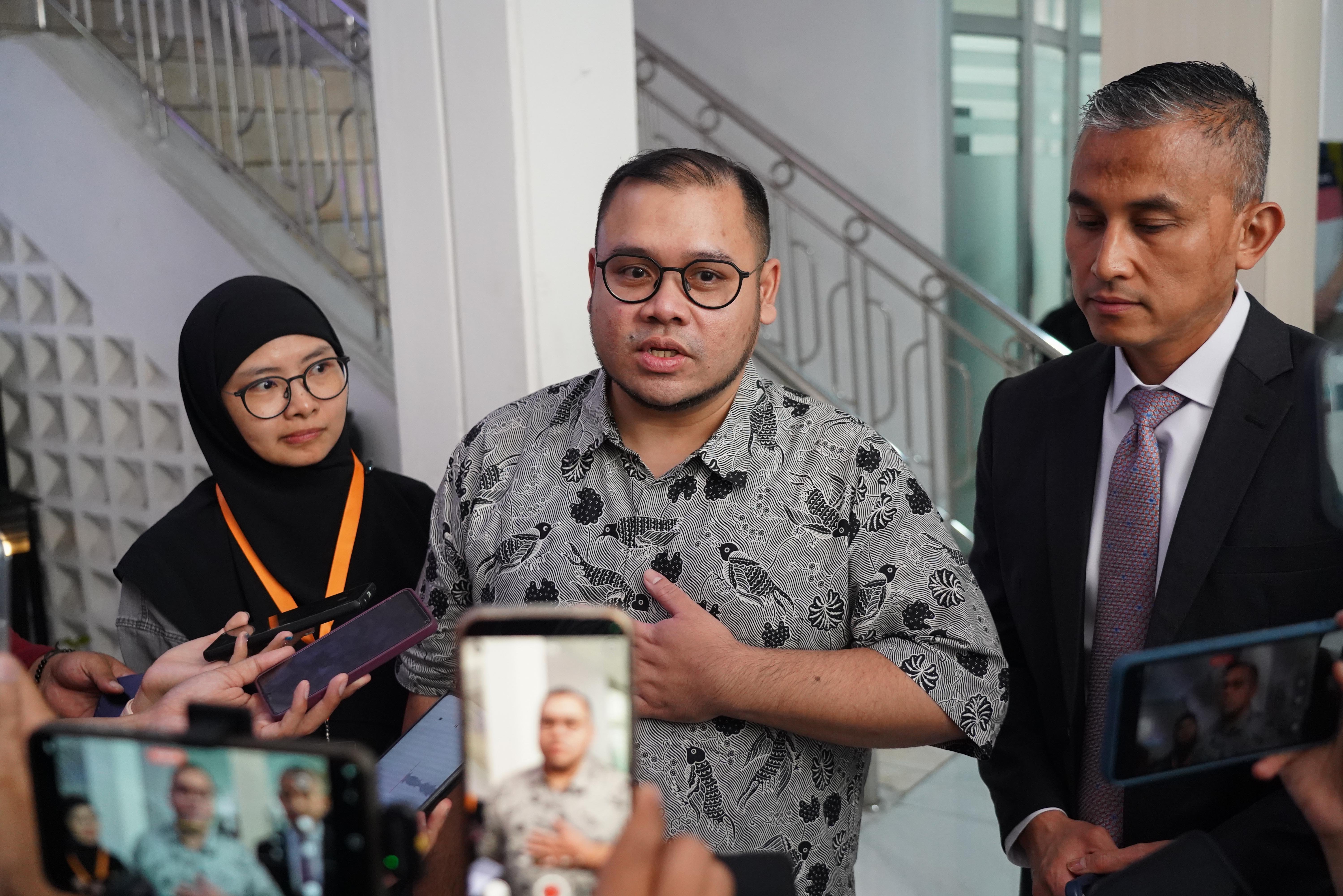 Terdakwa kasus dugaan korupsi pengadaan laptop Chromebook di Kementerian Pendidikan, Kebudayaan, Riset, dan Teknologi (Kemendikbudristek) tahun 2019-2022 Ibrahim Arief atau Ibam (tengah) menyampaikan keterangan kepada wartawan usai menjalani sidang putusan banding di Pengadilan Tinggi Jakarta, Kamis (13/8/2026). Majelis Hakim menunda pembacaan hasil putusan banding yang diajukan mantan konsultan teknologi di Kemendikbudristek tersebut dan akan kembali digelar pada 31 Agustus 2026.