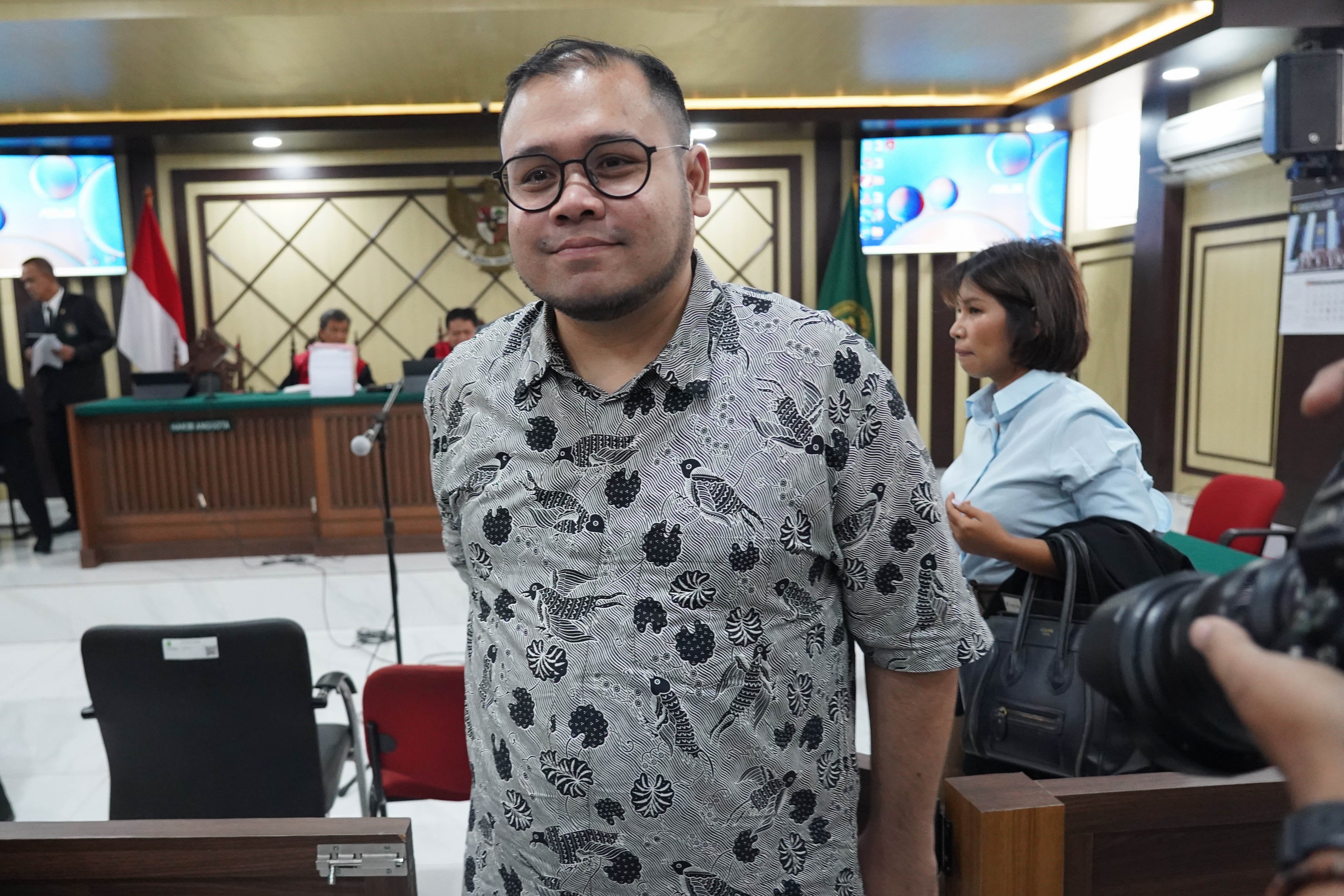 Terdakwa kasus dugaan korupsi pengadaan laptop Chromebook di Kementerian Pendidikan, Kebudayaan, Riset, dan Teknologi (Kemendikbudristek) tahun 2019-2022 Ibrahim Arief atau Ibam berjalan keluar ruangan usai menjalani sidang putusan banding di Pengadilan Tinggi Jakarta, Kamis (13/8/2026). Majelis Hakim menunda pembacaan hasil putusan banding yang diajukan mantan konsultan teknologi di Kemendikbudristek tersebut dan akan kembali digelar pada 31 Agustus 2026.