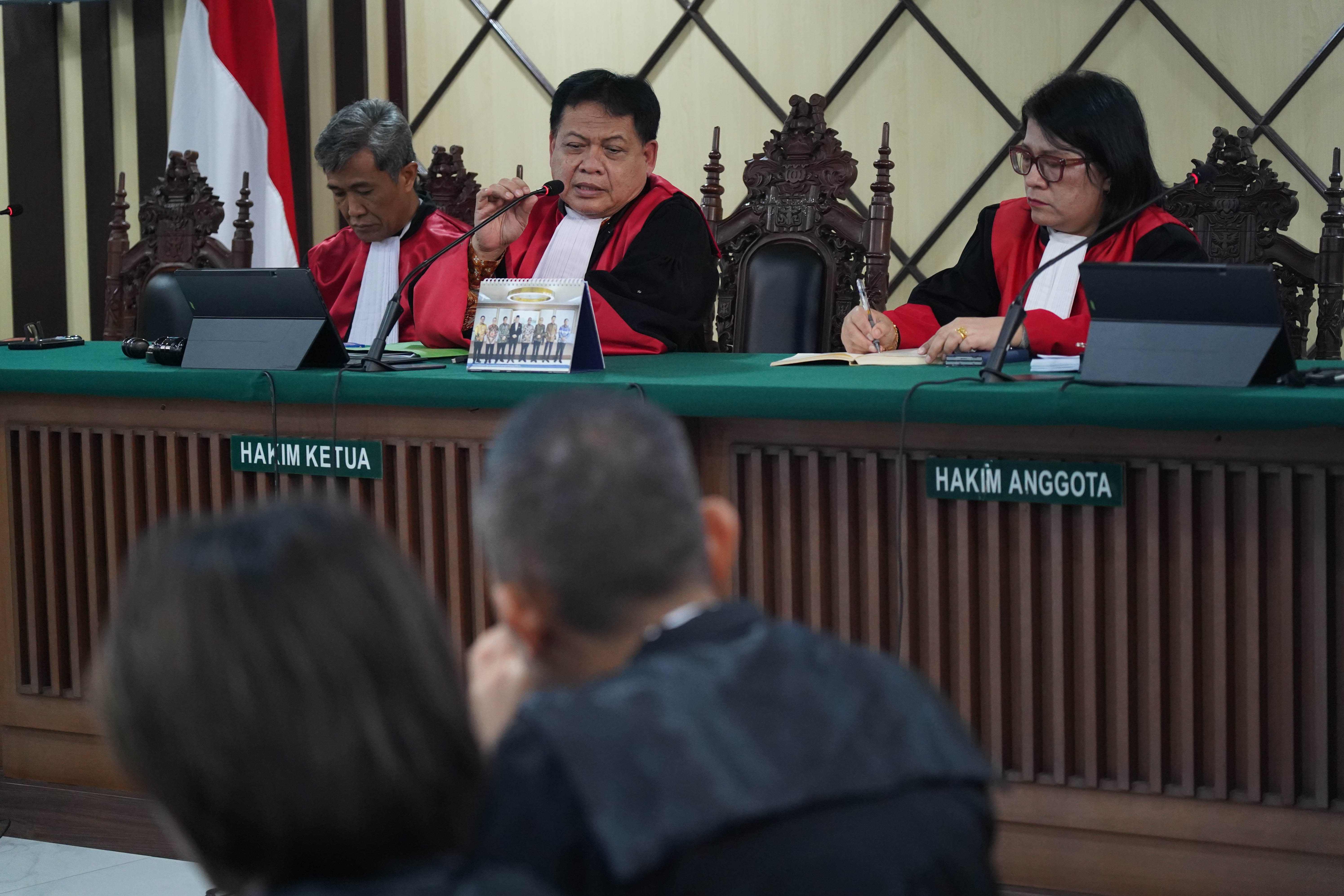 Majelis Hakim memimpin jalannya sidang putusan banding terdakwa kasus dugaan korupsi pengadaan laptop Chromebook di Kementerian Pendidikan, Kebudayaan, Riset, dan Teknologi (Kemendikbudristek) tahun 2019-2022 Ibrahim Arief atau Ibam di Pengadilan Tinggi Jakarta, Kamis (13/8/2026). Majelis Hakim menunda pembacaan hasil putusan banding yang diajukan mantan konsultan teknologi di Kemendikbudristek tersebut dan akan kembali digelar pada 31 Agustus 2026. 