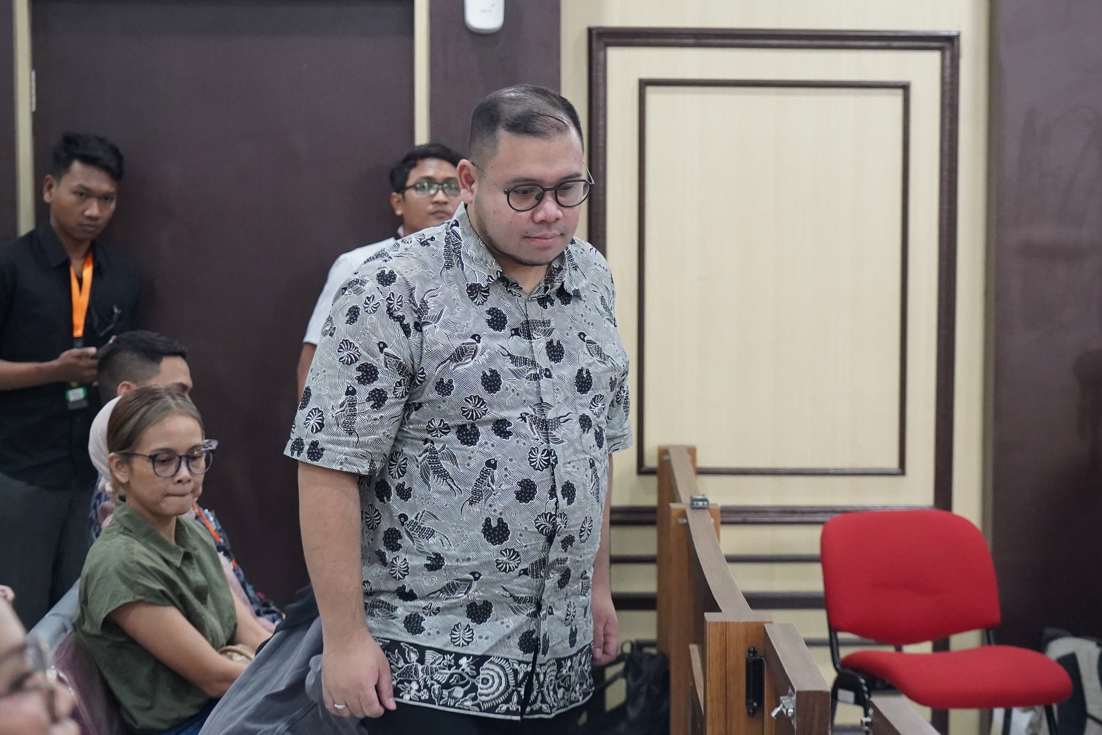 Terdakwa kasus dugaan korupsi pengadaan laptop Chromebook di Kementerian Pendidikan, Kebudayaan, Riset, dan Teknologi (Kemendikbudristek) tahun 2019-2022 Ibrahim Arief atau Ibam (tengah) bersiap menjalani sidang putusan banding di Pengadilan Tinggi Jakarta, Kamis (13/8/2026). Majelis Hakim menunda pembacaan hasil putusan banding yang diajukan mantan konsultan teknologi di Kemendikbudristek tersebut dan akan kembali digelar pada 31 Agustus 2026.