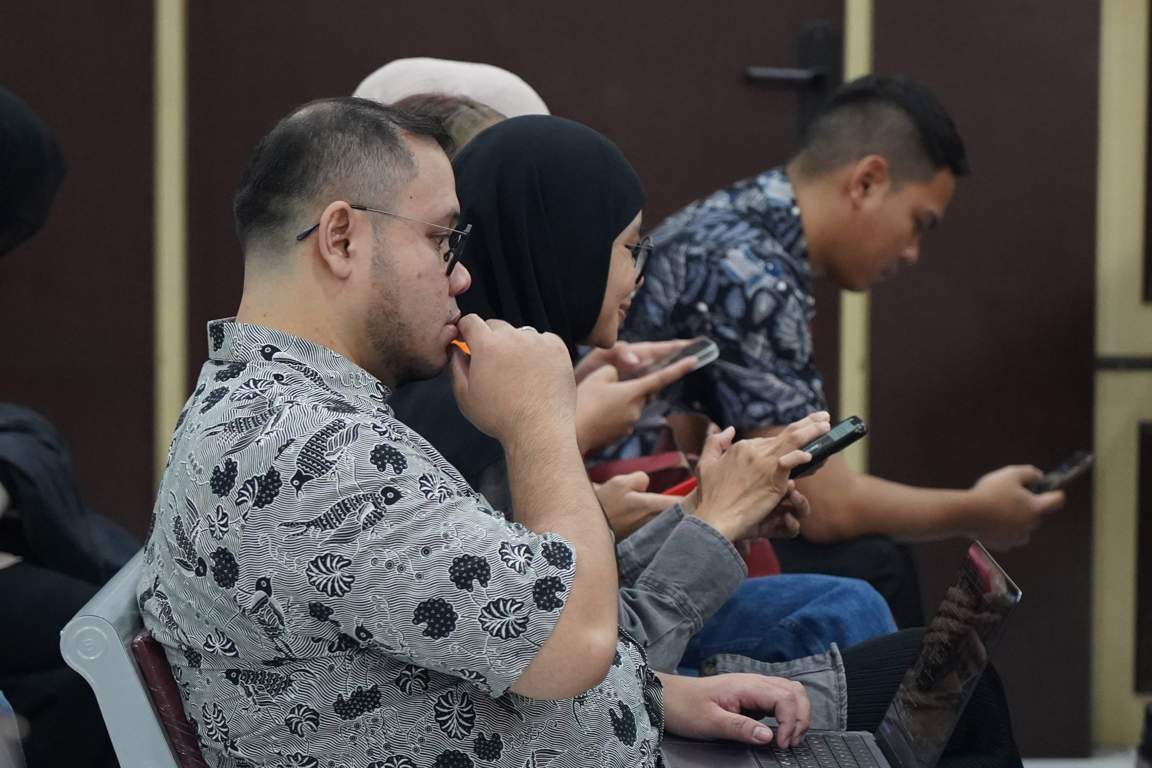 Terdakwa kasus dugaan korupsi pengadaan laptop Chromebook di Kementerian Pendidikan, Kebudayaan, Riset, dan Teknologi (Kemendikbudristek) tahun 2019-2022 Ibrahim Arief atau Ibam (kiri) menunggu untuk menjalani sidang putusan banding di Pengadilan Tinggi Jakarta, Kamis (13/8/2026). Majelis Hakim menunda pembacaan hasil putusan banding yang diajukan mantan konsultan teknologi di Kemendikbudristek tersebut dan akan kembali digelar pada 31 Agustus 2026.
