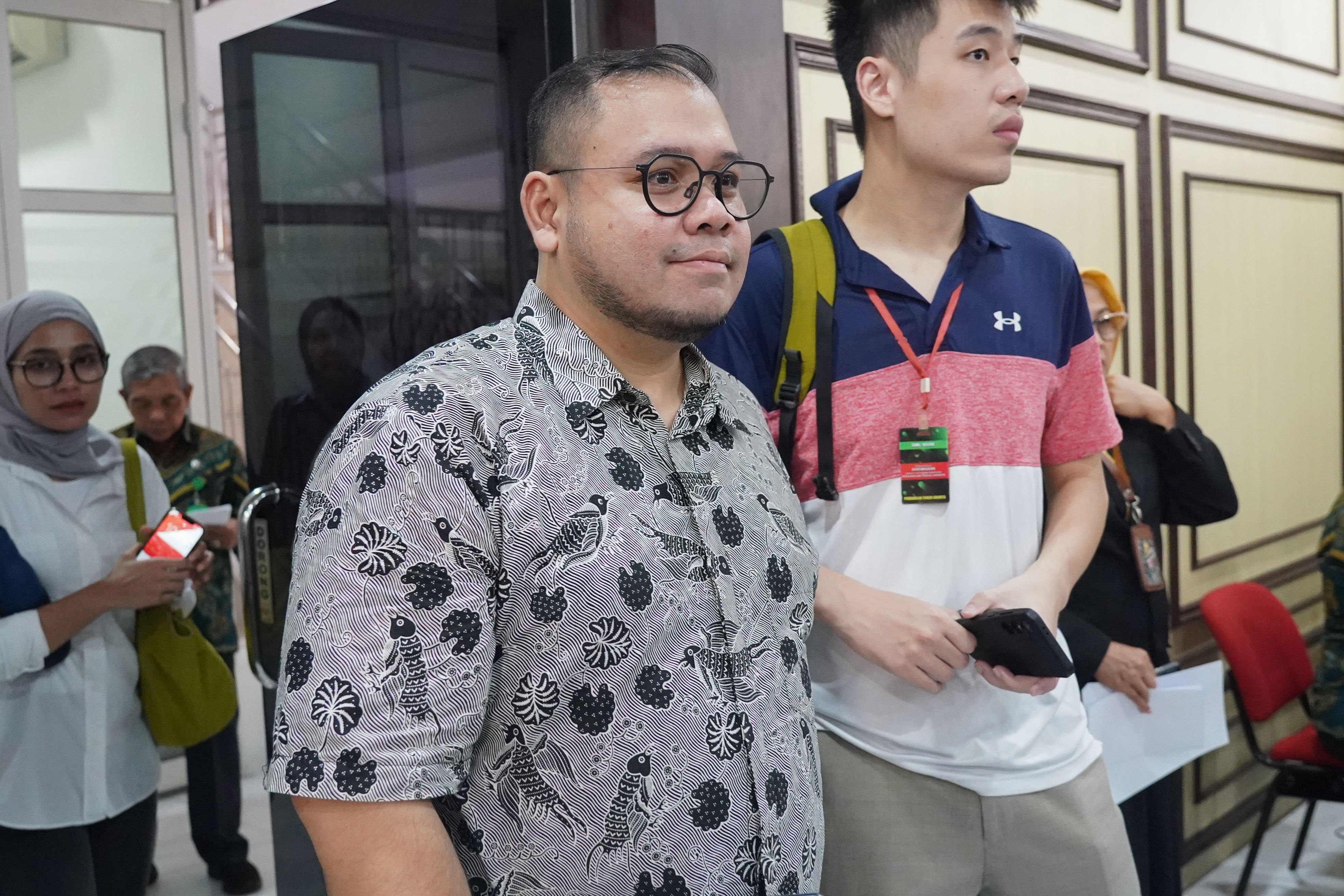 Terdakwa kasus dugaan korupsi pengadaan laptop Chromebook di Kementerian Pendidikan, Kebudayaan, Riset, dan Teknologi (Kemendikbudristek) tahun 2019-2022 Ibrahim Arief atau Ibam (tengah) bersiap menjalani sidang putusan banding di Pengadilan Tinggi Jakarta, Kamis (13/8/2026). Majelis Hakim menunda pembacaan hasil putusan banding yang diajukan mantan konsultan teknologi di Kemendikbudristek tersebut dan akan kembali digelar pada 31 Agustus 2026.