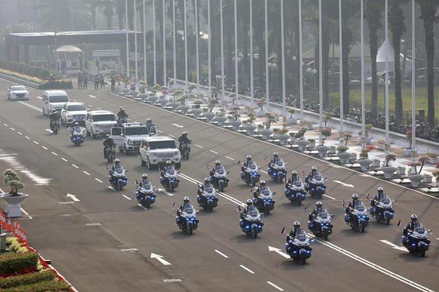 Iring-iringan kendaraan yang membawa Presiden Prabowo tiba di Kompleks Parlemen untuk menghadiri Sidang Tahunan MPR RI dan Sidang Bersama DPR-DPD RI Tahun 2026 di Jakarta, Jumat (14/8/2026).