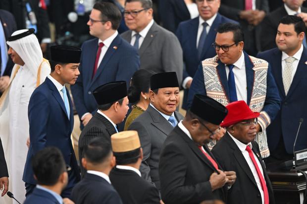 Presiden Prabowo Subianto (tengah) bersama Wakil Presiden Gibran Rakabuming Raka (kedua kiri), didampingi Ketua DPD RI Sultan Bachtiar Najamudin (ketiga kiri), tiba dalam Sidang Tahunan MPR RI serta Sidang Bersama DPR RI dan DPD RI Tahun 2026 di Kompleks Parlemen, Jakarta, Jumat (14/8/2026).