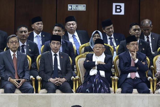 Presiden ke-7 RI Joko Widodo (kedua kiri) bersama Wakil Presiden ke-10 dan ke-12 Jusuf Kalla (kanan), Wakil Presiden ke-11 Boediono (kiri), dan Wakil Presiden ke-13 Ma'ruf Amin (kedua kanan) menghadiri Sidang Tahunan MPR RI dan Sidang Bersama DPR-DPD RI Tahun 2026 di di Gedung Nusantara, Kompleks Parlemen, Jakarta, Jumat (14/8/2026).