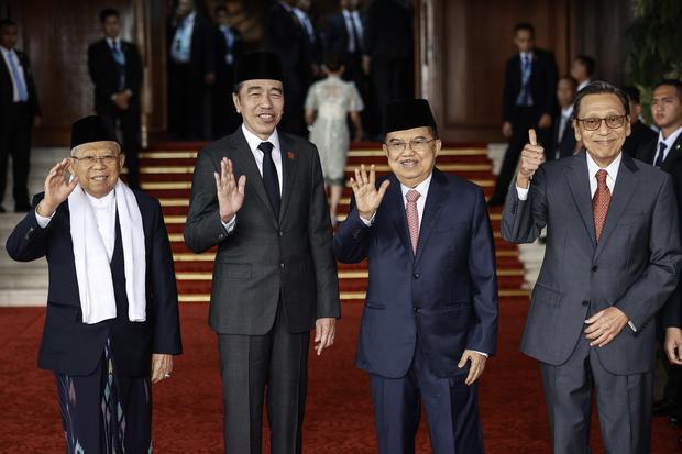 Presiden ke-7 RI Joko Widodo (kedua kiri) bersama Wakil Presiden ke-10 dan ke-12 Jusuf Kalla (kedua kanan), Wakil Presiden ke-11 Boediono (kanan) dan Wakil Presiden ke-13 Ma’Aruf Amin (kiri) menyapa wartawan saat menghadiri Sidang Tahunan MPR RI dan Sidang Bersama DPR-DPD RI Tahun 2026 di Kompleks Parlemen, Jakarta, Jumat (14/8/2026).