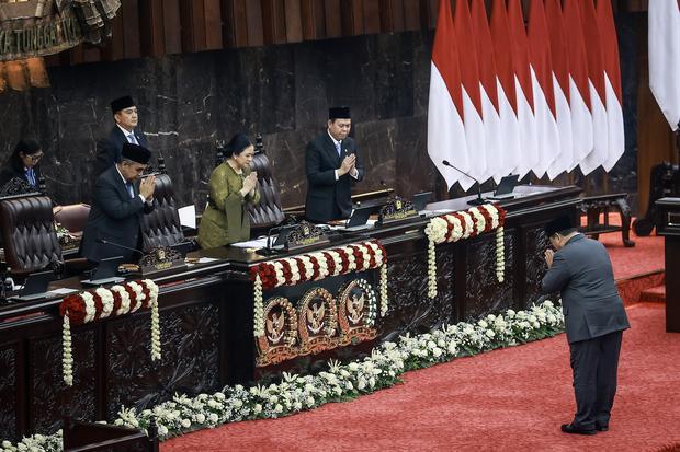 Presiden Prabowo Subianto (kanan) memberi salam kepada Ketua MPR RI Ahmad Muzani (kiri), Ketua DPR RI Puan Maharani (kedua kiri), dan Ketua DPD RI Sultan Bachtiar Najamudin (ketiga kiri) sebelum menyampaikan pidato dalam Sidang Tahunan MPR RI dan Sidang Bersama DPR-DPD RI Tahun 2026 di Kompleks Parlemen, Jakarta, Jumat (14/8/2026).