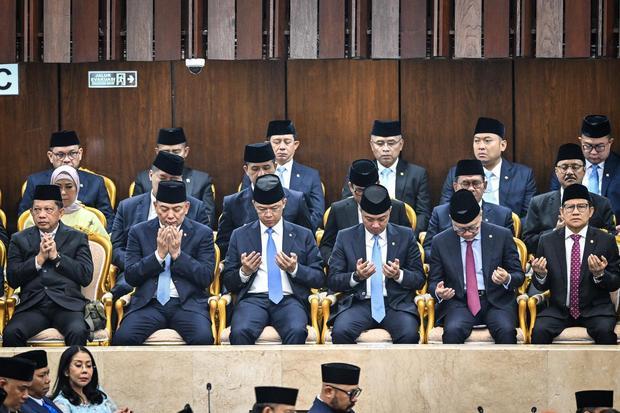 Sejumlah menteri Kabinet Merah Putih berdoa saat menghadiri Sidang Tahunan MPR RI dan Sidang Bersama DPR-DPD RI Tahun 2026 di Kompleks Parlemen, Jakarta, Jumat (14/8/2026).