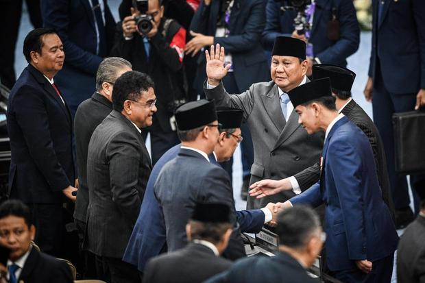Presiden Prabowo Subianto menyapa sejumlah legislator usai Sidang Tahunan MPR RI dan Sidang Bersama DPR-DPD RI Tahun 2026 di Kompleks Parlemen, Jakarta, Jumat (14/8/2026). Dalam sidang tahunan tersebut, Presiden Prabowo menyampaikan bahwa selama 21 bulan pemerintahan bekerja, sebanyak 121 kebijakan transformatif telah dijalankan di berbagai sektor untuk menyelesaikan berbagai persoalan bangsa.