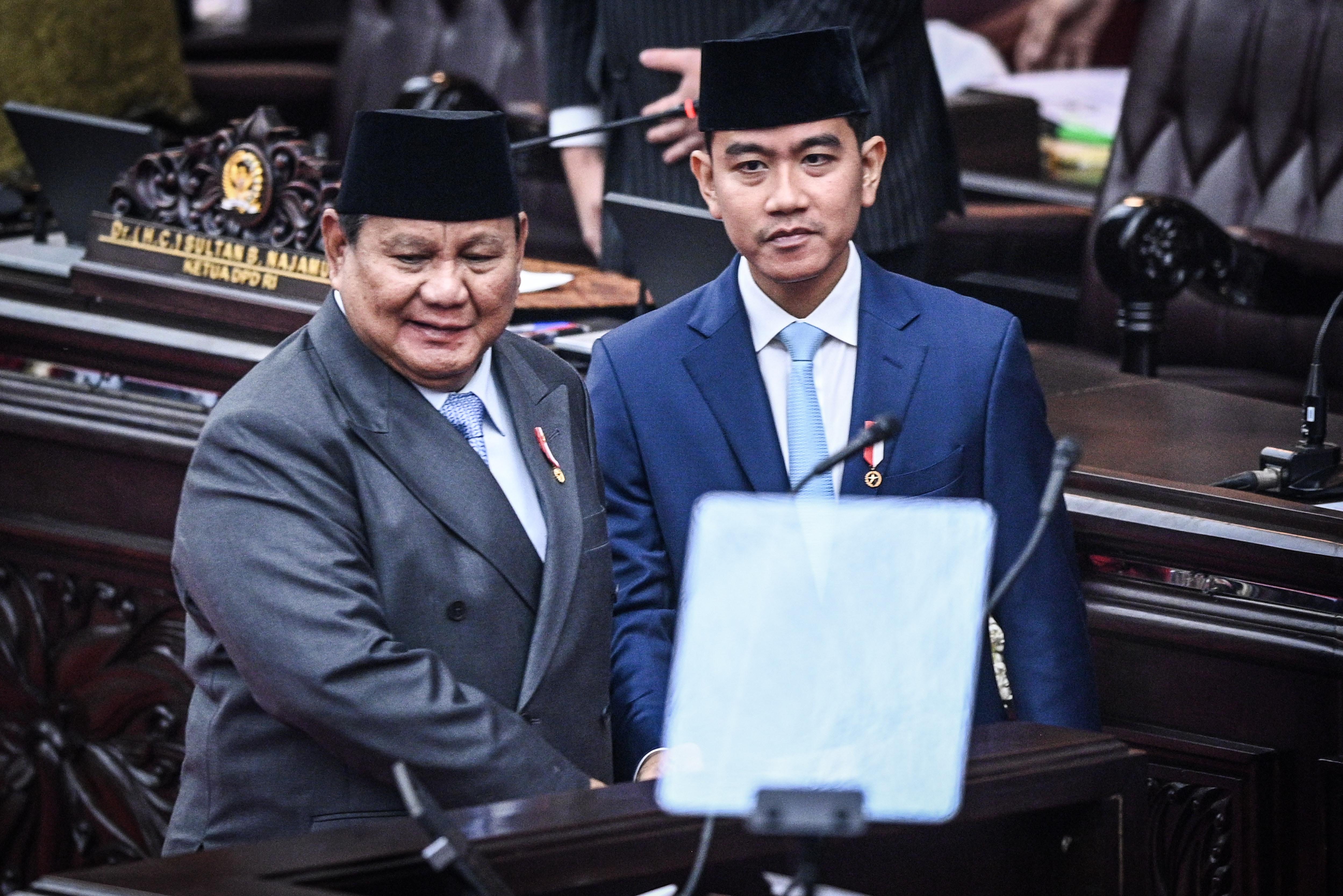 Presiden Prabowo Subianto (kiri) dan Wakil Presiden Gibran Rakabuming Raka (kanan) berjalan bersama usai Sidang Tahunan MPR RI dan Sidang Bersama DPR-DPD RI Tahun 2026 di Kompleks Parlemen, Jakarta, Jumat (14/8/2026). Dalam sidang tahunan tersebut, Presiden Prabowo menyampaikan bahwa selama 21 bulan pemerintahan bekerja, sebanyak 121 kebijakan transformatif telah dijalankan di berbagai sektor untuk menyelesaikan berbagai persoalan bangsa. 