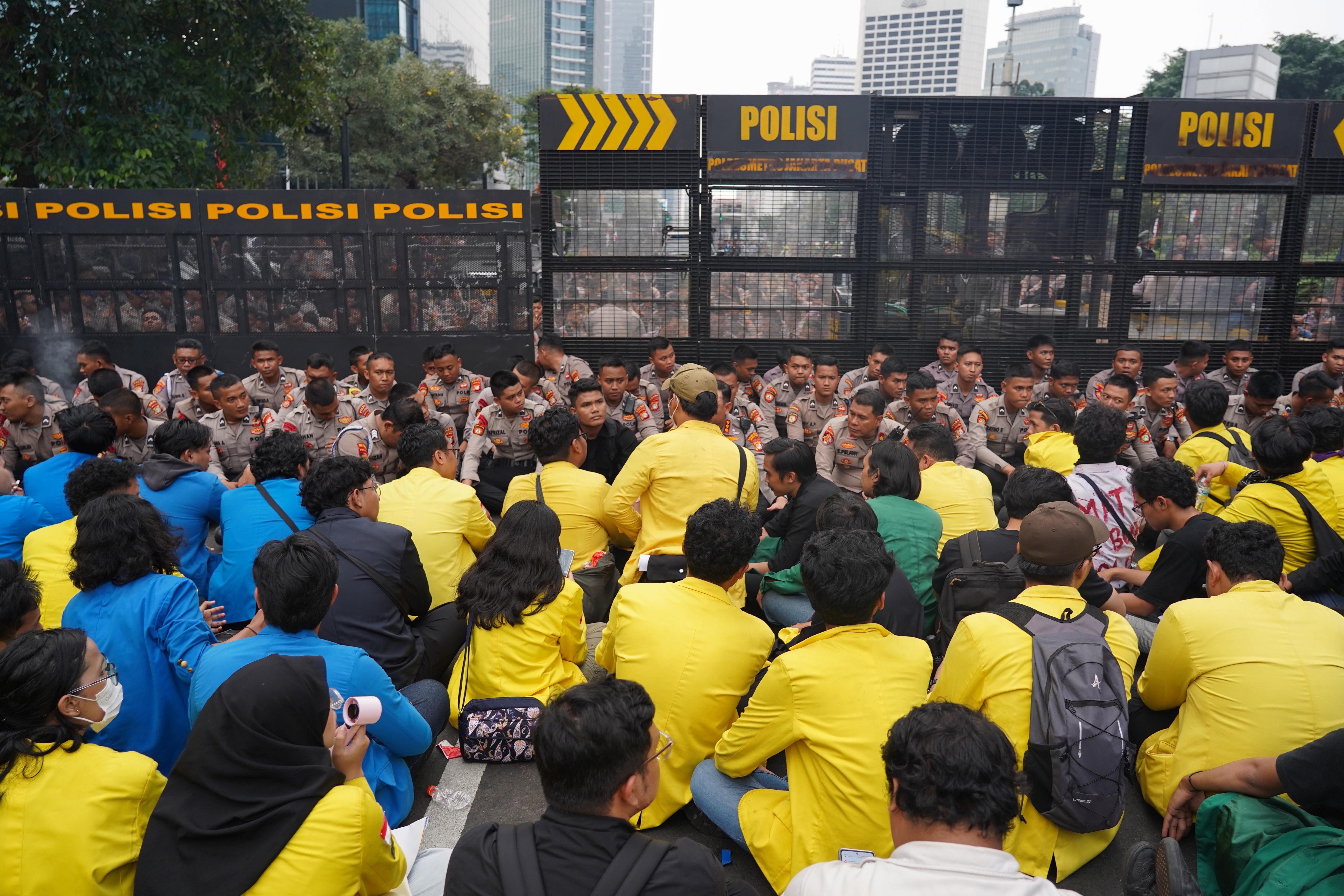 Mahasiswa BEM Universitas Indonesia berdemonstrasi di Jalan MH Thamrin, Jakarta Pusat, Selasa (18/8/2026). Dalam aksi bertajuk 