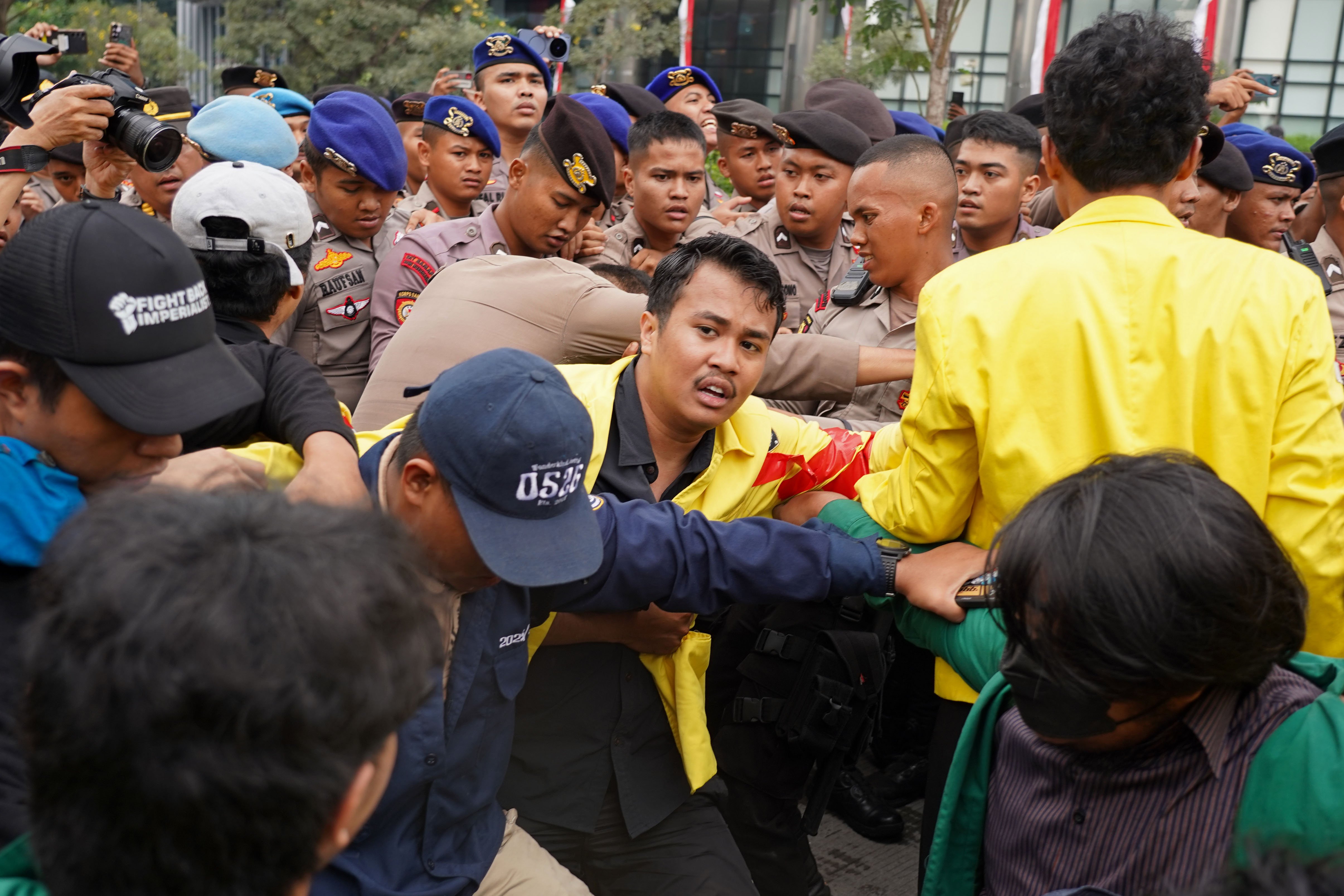 Mahasiswa BEM Universitas Indonesia bersitegang dengan aparat saat berdemonstrasi di Jalan MH Thamrin, Jakarta Pusat, Selasa (18/8/2026). Dalam aksi bertajuk 
