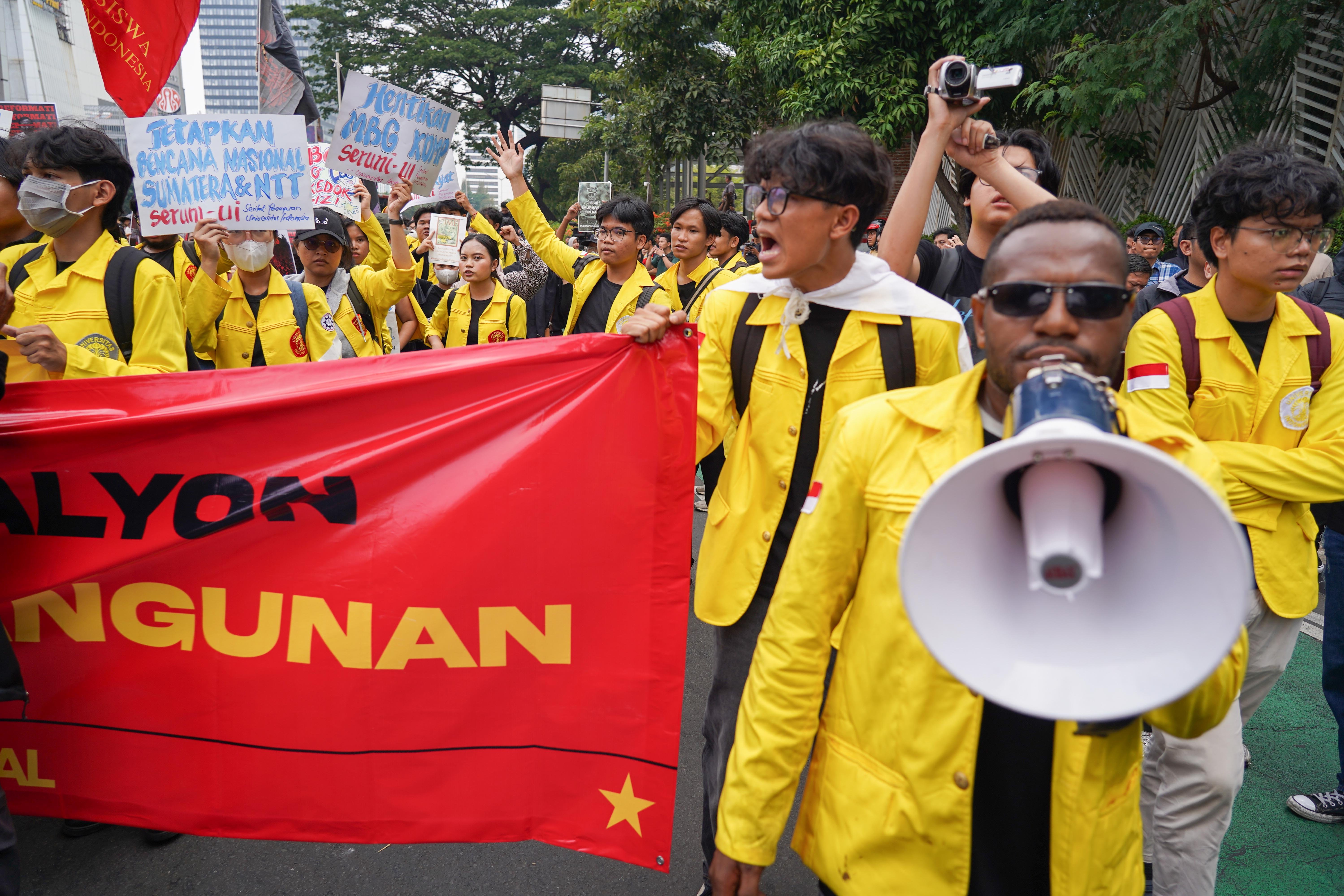 Mahasiswa BEM Universitas Indonesia berdemonstrasi di Jalan MH Thamrin, Jakarta Pusat, Selasa (18/8/2026). Dalam aksi bertajuk 