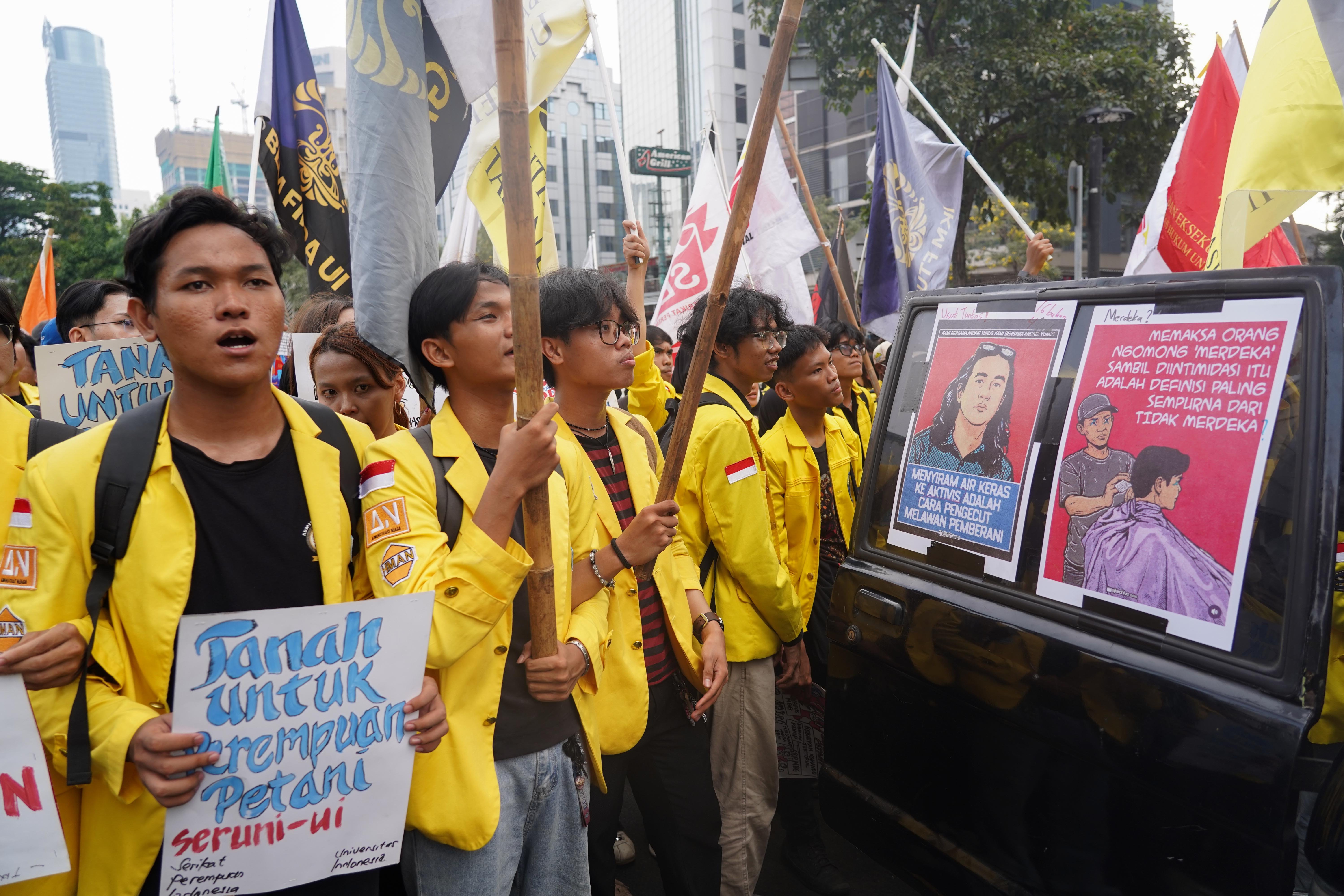 Mahasiswa BEM Universitas Indonesia berdemonstrasi di Jalan MH Thamrin, Jakarta Pusat, Selasa (18/8/2026). Dalam aksi bertajuk 