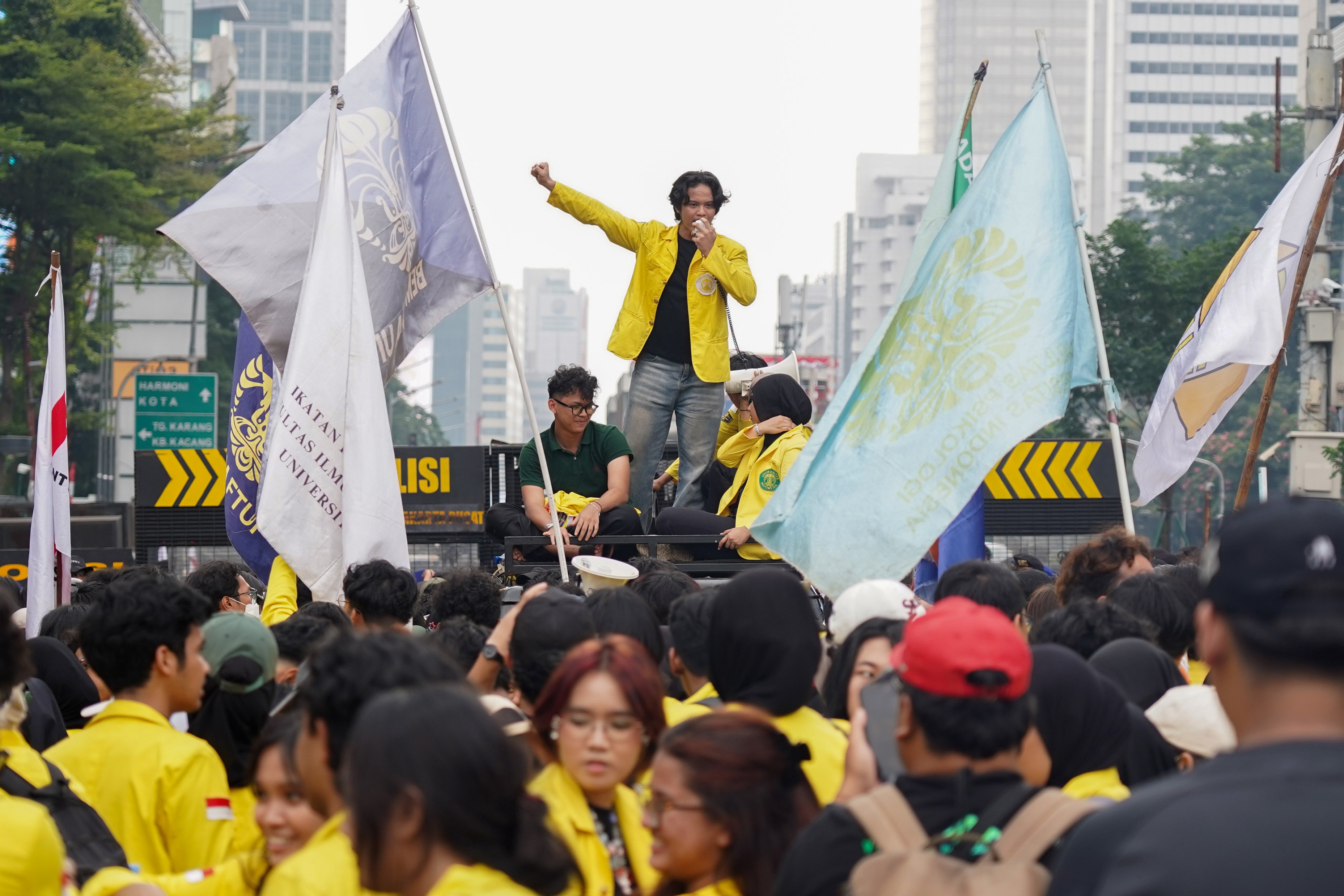 Mahasiswa BEM Universitas Indonesia berdemonstrasi di Jalan MH Thamrin, Jakarta Pusat, Selasa (18/8/2026). Dalam aksi bertajuk 