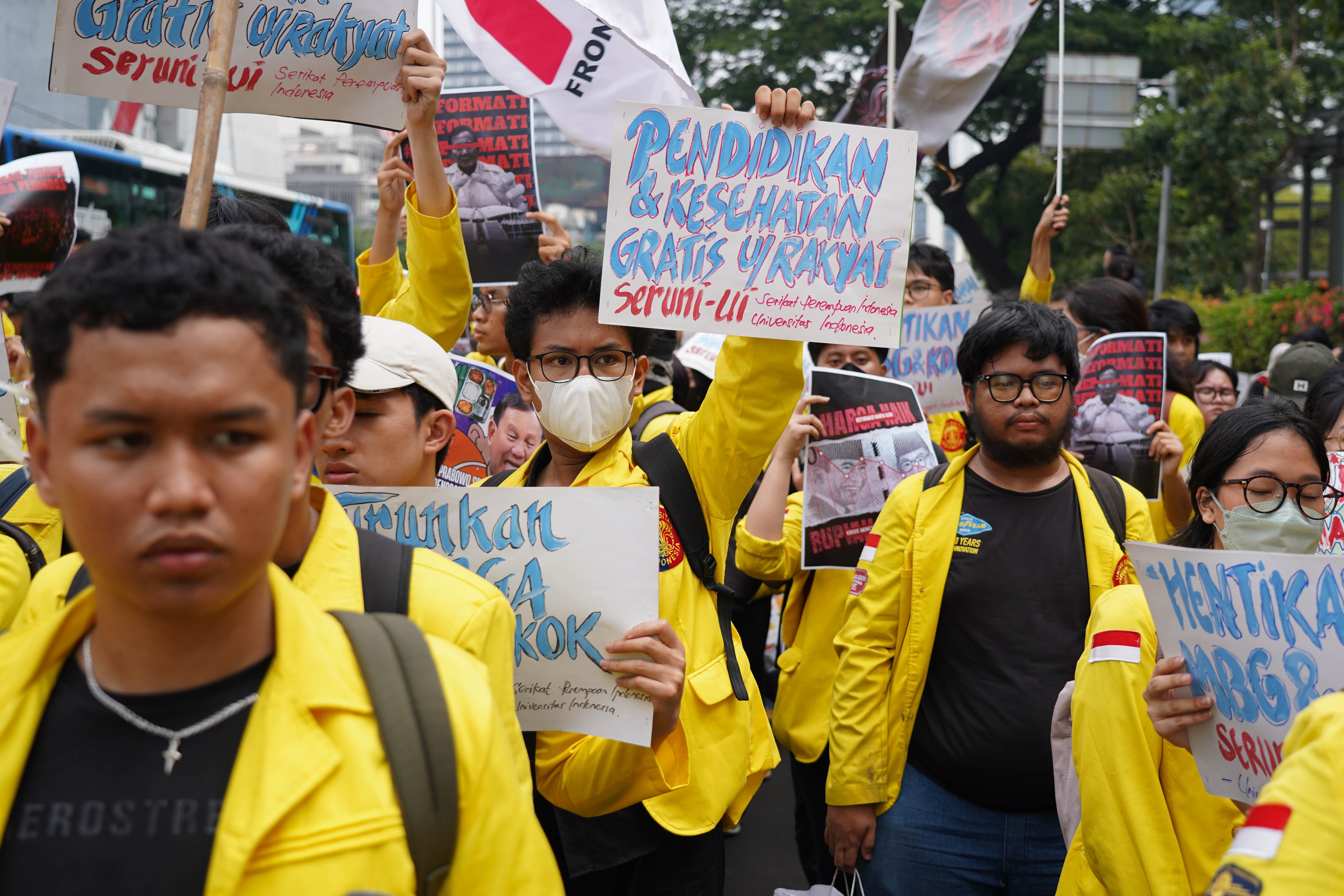 Mahasiswa BEM Universitas Indonesia berdemonstrasi di Jalan MH Thamrin, Jakarta Pusat, Selasa (18/8/2026). Dalam aksi bertajuk 