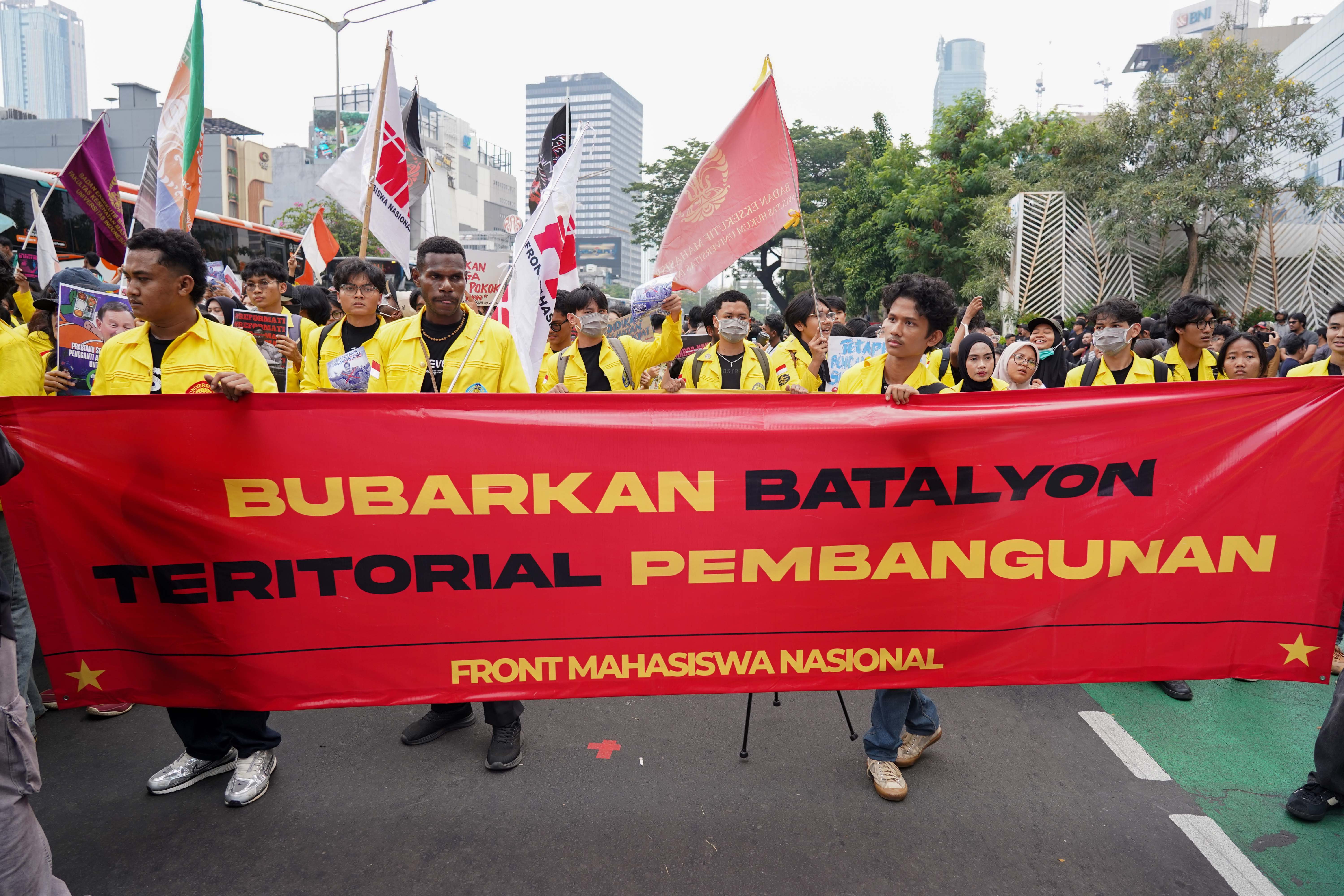 Mahasiswa BEM Universitas Indonesia berdemonstrasi di Jalan MH Thamrin, Jakarta Pusat, Selasa (18/8/2026). Dalam aksi bertajuk 