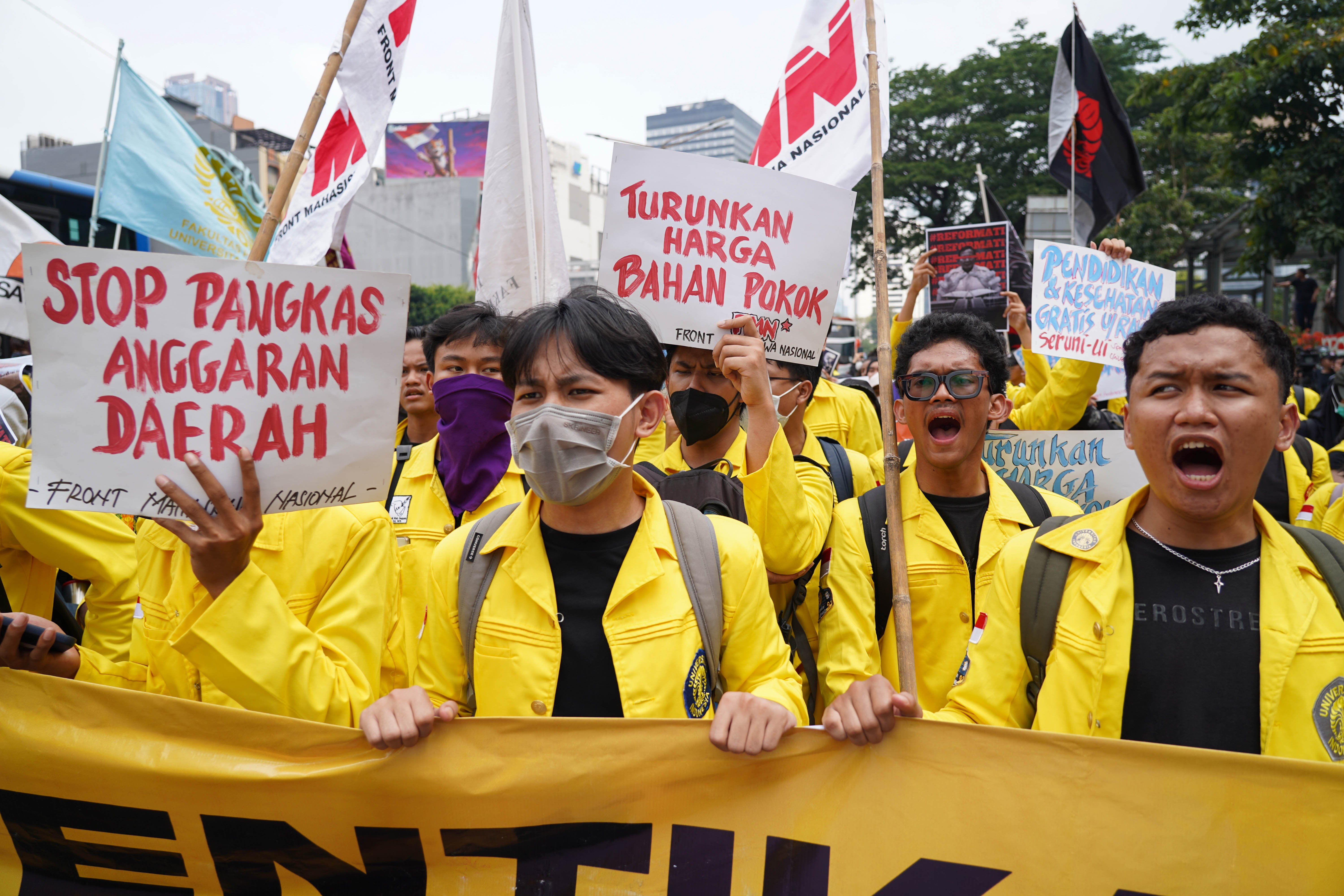 Mahasiswa BEM Universitas Indonesia berdemonstrasi di Jalan MH Thamrin, Jakarta Pusat, Selasa (18/8/2026). Dalam aksi bertajuk 