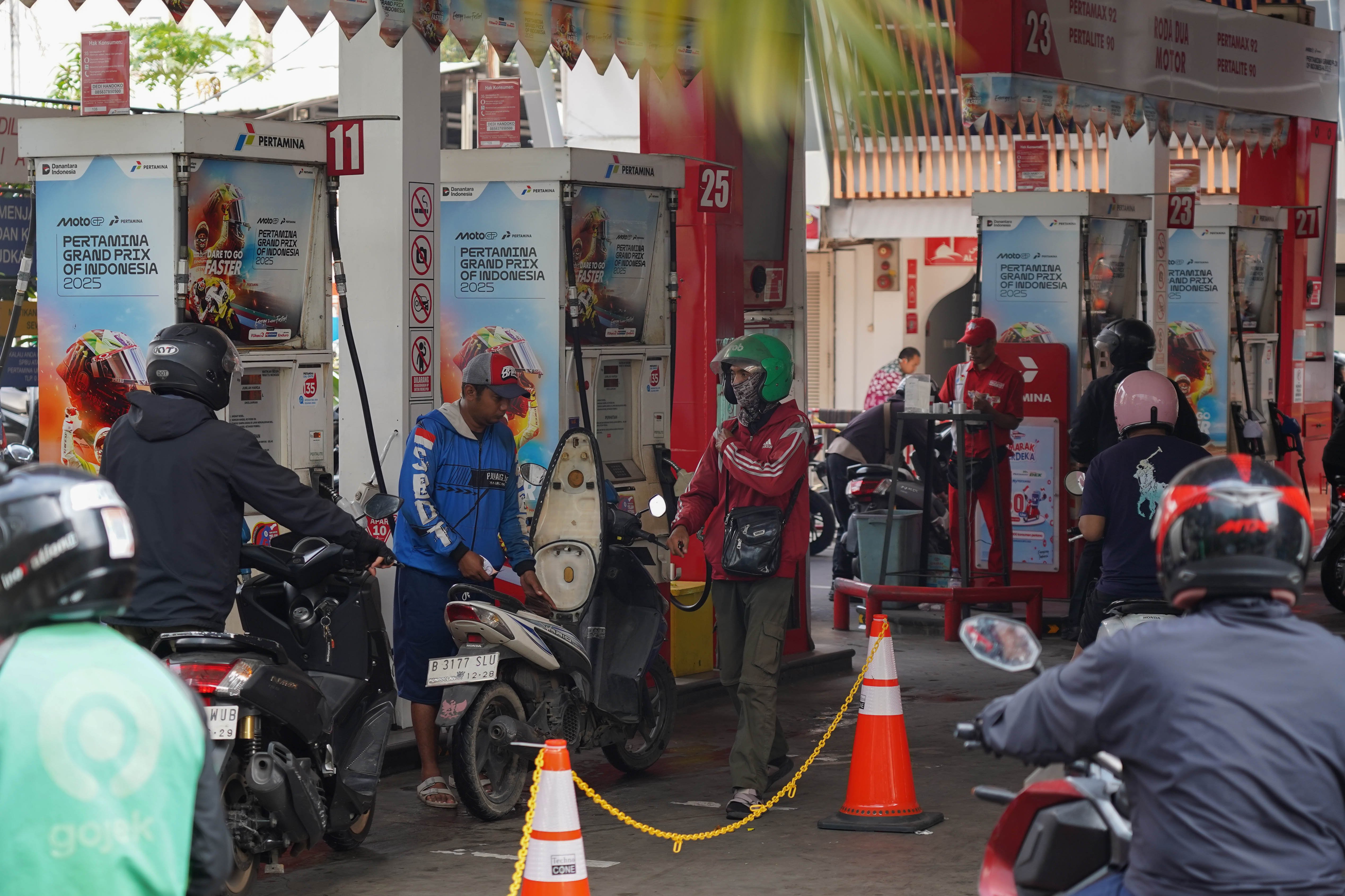 Pengendara sepeda motor mengantre untuk mengisi bahan bakar minyak (BBM) di SPBU Pertamina, kawasan Kuningan, Jakarta Rabu (19/8/2026). Pemerintah tengah mengkaji skema pengetatan penyaluran BBM bersubsidi jenis Pertalite dengan mekanisme berdasarkan kendaraan atau kelompok desil (kesejahteraan ekonomi) yakni bagi masyarakat kaya atau status desil 9 dan 10. 