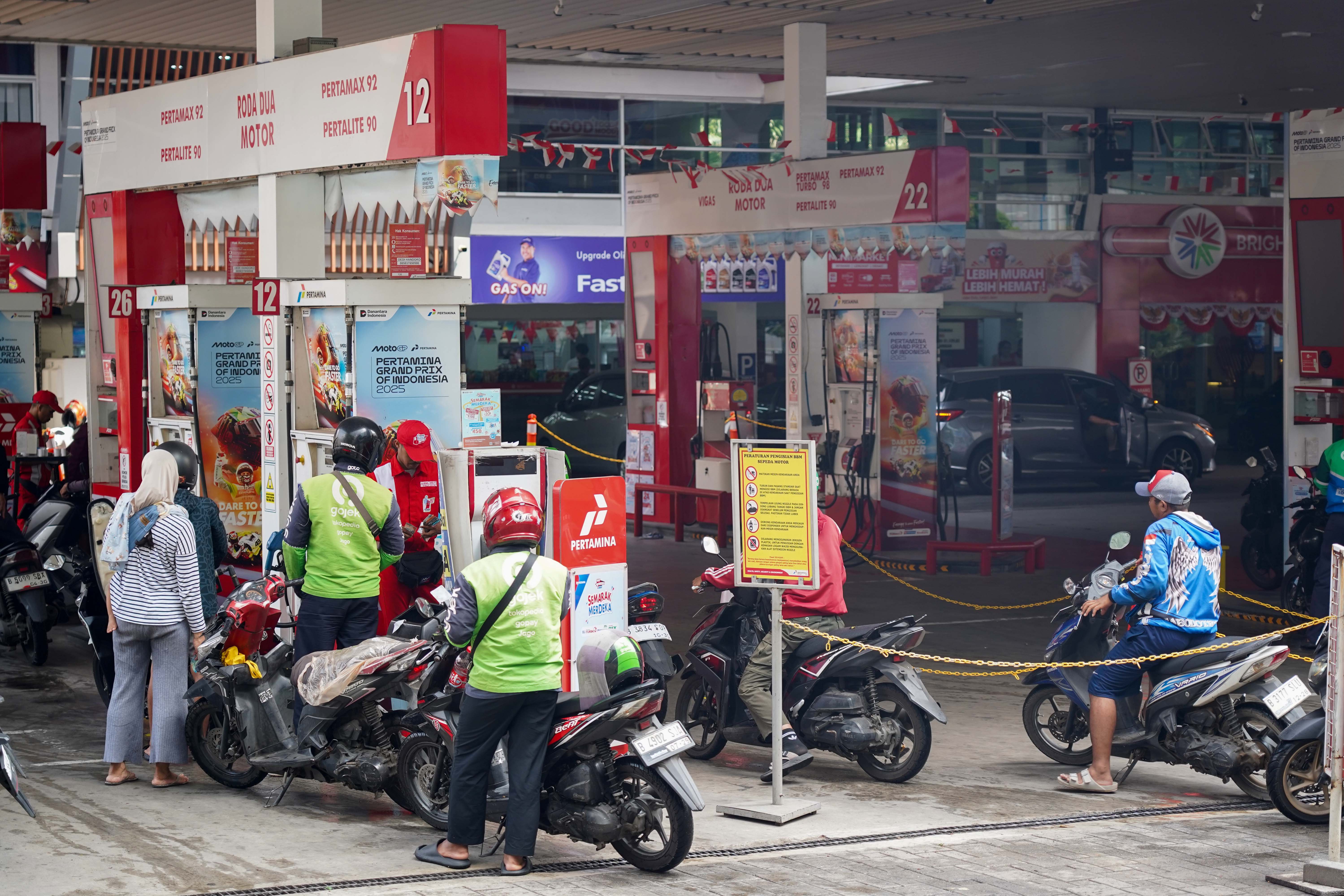 Pengendara sepeda motor mengantre untuk mengisi bahan bakar minyak (BBM) di SPBU Pertamina, kawasan Kuningan, Jakarta Rabu (19/8/2026). Pemerintah tengah mengkaji skema pengetatan penyaluran BBM bersubsidi jenis Pertalite dengan mekanisme berdasarkan kendaraan atau kelompok desil (kesejahteraan ekonomi) yakni bagi masyarakat kaya atau status desil 9 dan 10. 