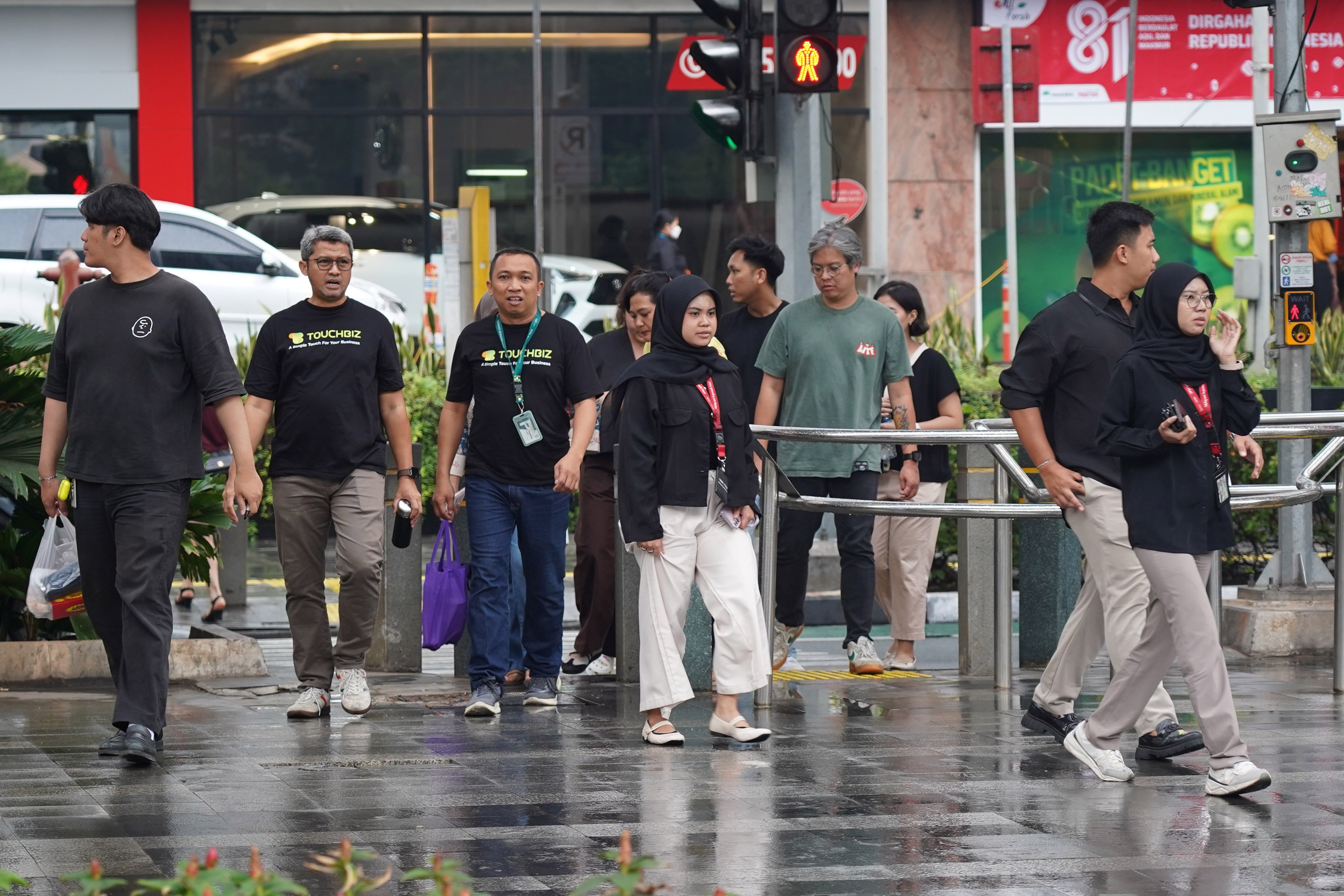 Pekerja beraktivitas di kawasan Kuningan, Jakarta, Rabu (19/8/2026). Pemerintah tengah mengkaji skema pengetatan penyaluran BBM bersubsidi jenis Pertalite dengan mekanisme berdasarkan kendaraan atau kelompok desil (kesejahteraan ekonomi) yakni bagi masyarakat kaya atau status desil 9 dan 10. 