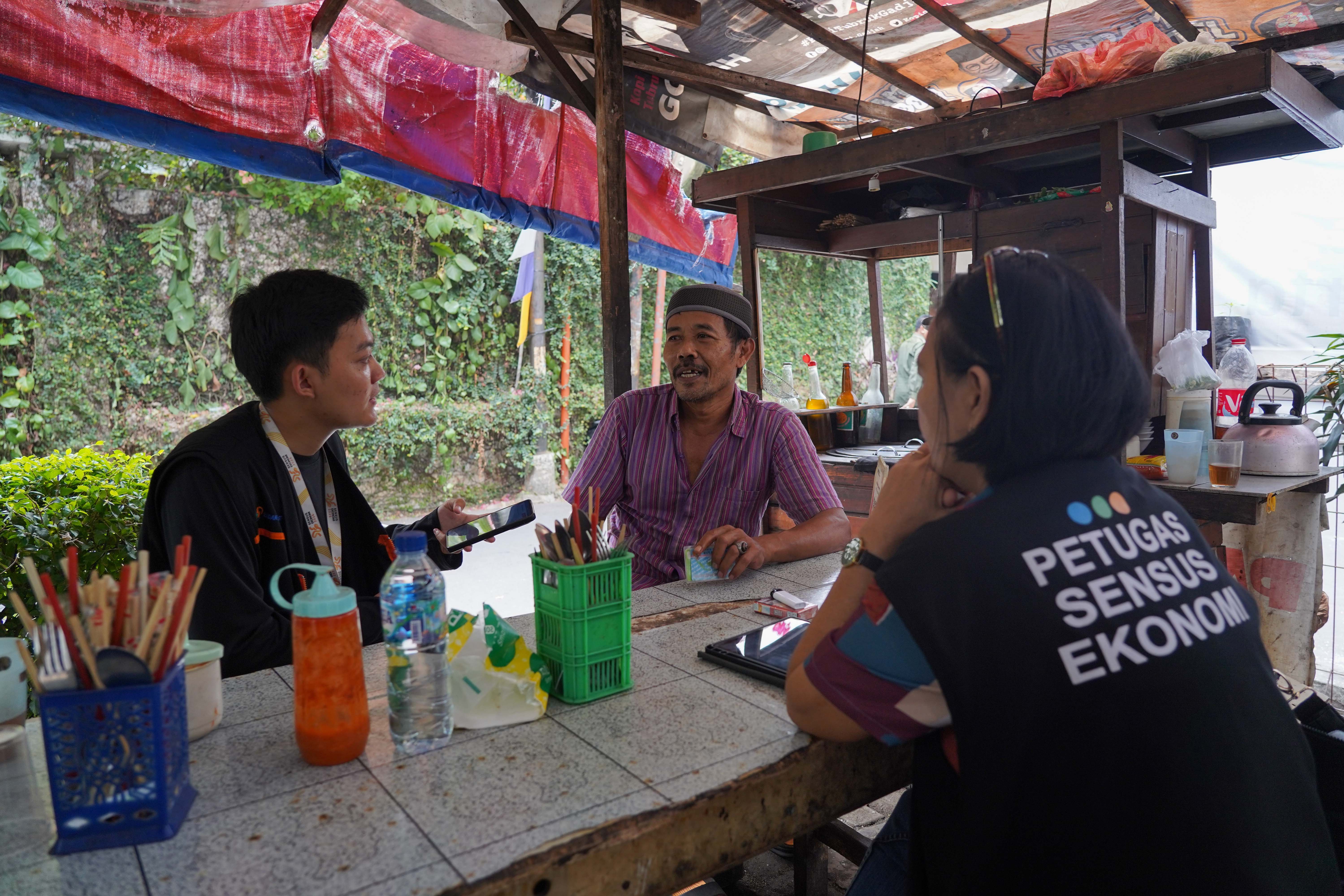 Petugas mewawancarai warga untuk melakukan pendataan pada program Sensus Ekonomi 2026 di kawasan Cilandak Timur, Jakarta, Rabu (19/8/2026). Pemerintah tengah mengkaji skema pengetatan penyaluran bahan bakar minyak (BBM) bersubsidi jenis Pertalite dengan mekanisme berdasarkan kendaraan atau kelompok desil (kesejahteraan ekonomi) yakni bagi masyarakat kaya atau status desil 9 dan 10. 