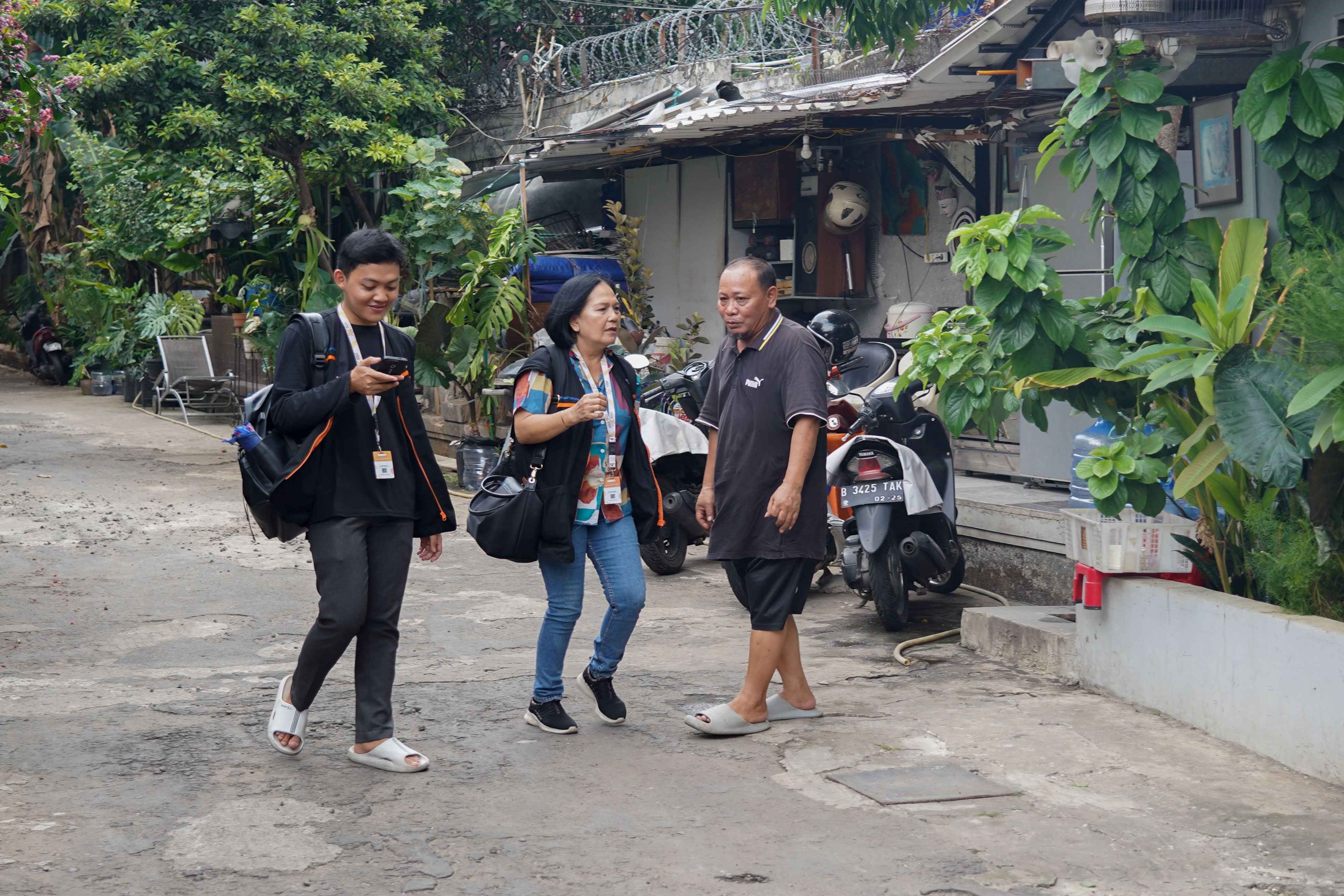 Petugas mewawancarai warga untuk melakukan pendataan pada program Sensus Ekonomi 2026 di kawasan Cilandak Timur, Jakarta, Rabu (19/8/2026). Pemerintah tengah mengkaji skema pengetatan penyaluran bahan bakar minyak (BBM) bersubsidi jenis Pertalite dengan mekanisme berdasarkan kendaraan atau kelompok desil (kesejahteraan ekonomi) yakni bagi masyarakat kaya atau status desil 9 dan 10. 