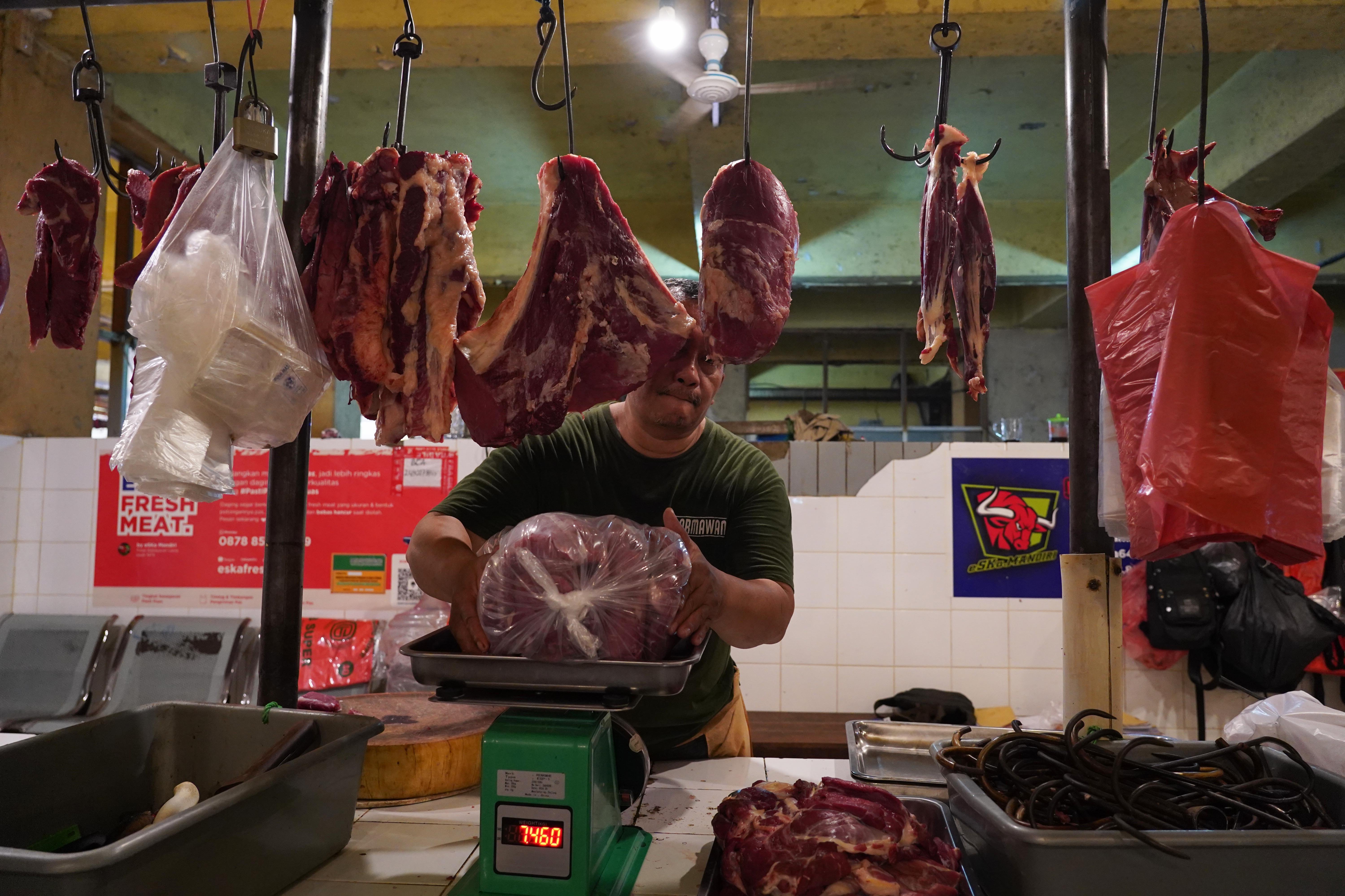 Pedagang menyiapkan daging sapi yang dijual di Pasar Kebayoran Lama, Jakarta Selatan, Kamis (20/8/2026). Pedagang menyebut sejak Hari Raya Idul Adha, harga daging sapi masih tinggi yakni berkisar Rp 140 ribu hingga Rp 150 ribu per kilogram dari sebelumya Rp 130 ribu per kilogram.