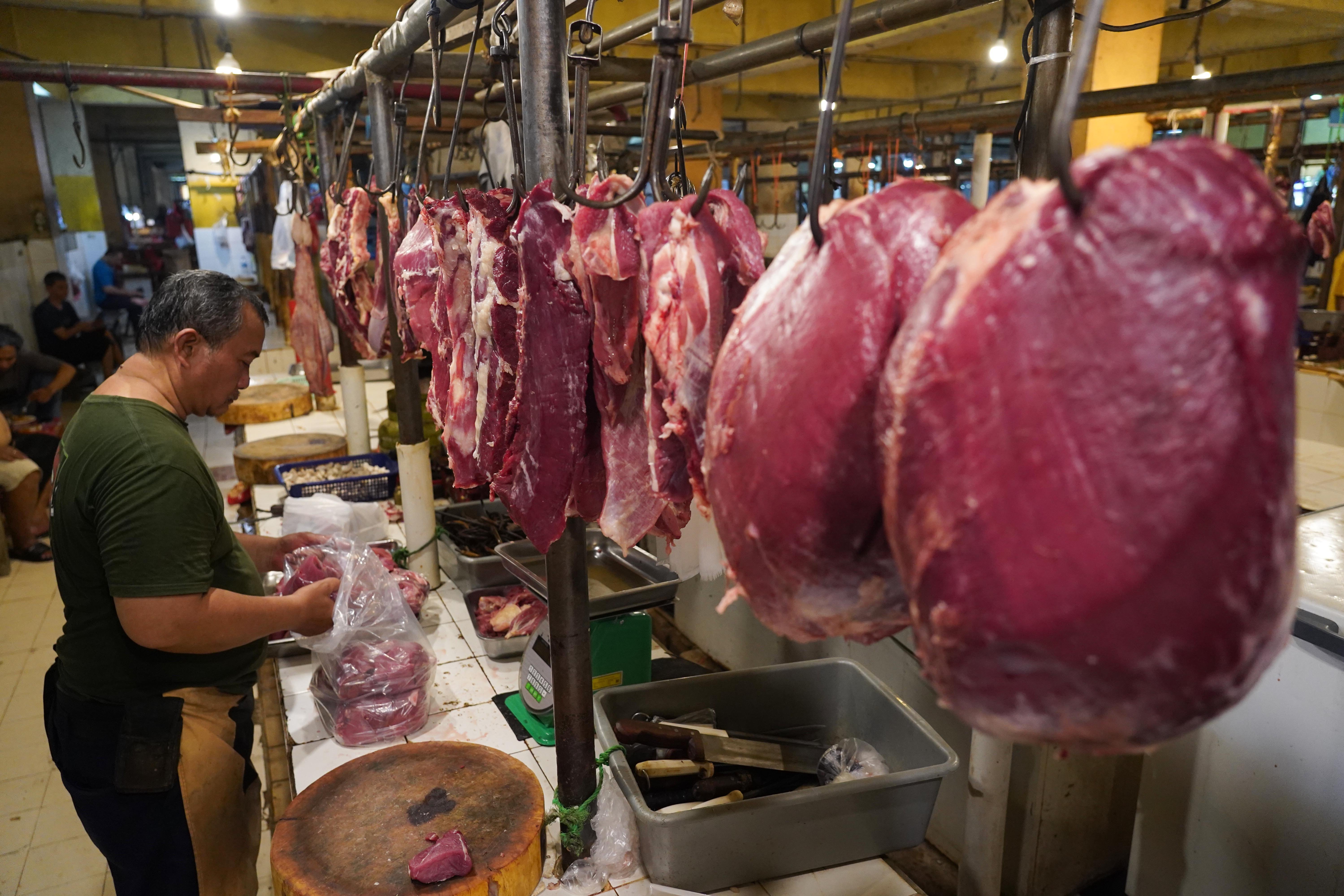 Pedagang menyiapkan daging sapi yang dijual di Pasar Kebayoran Lama, Jakarta Selatan, Kamis (20/8/2026). Pedagang menyebut sejak Hari Raya Idul Adha, harga daging sapi masih tinggi yakni berkisar Rp 140 ribu hingga Rp 150 ribu per kilogram dari sebelumya Rp 130 ribu per kilogram.