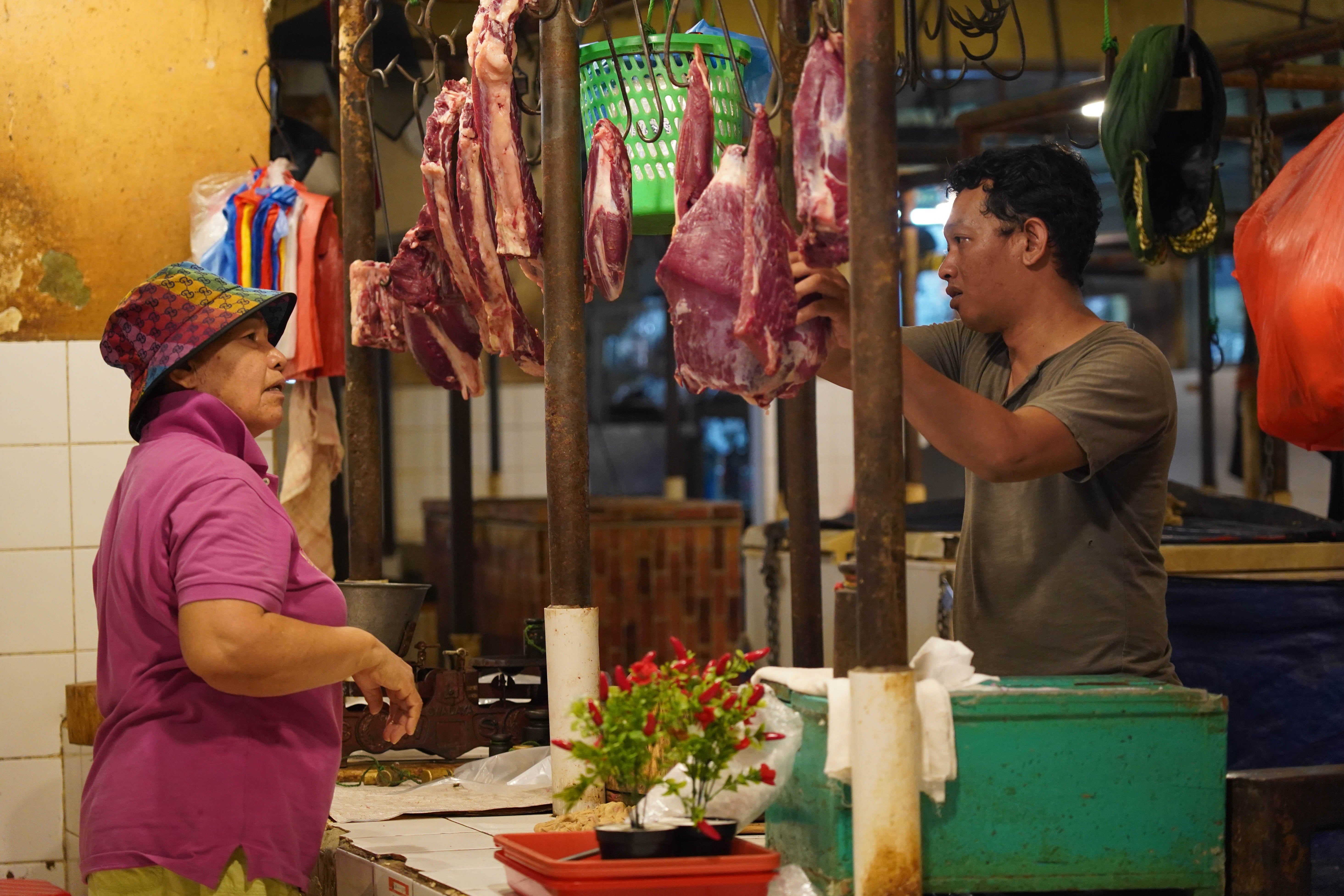 Pedagang menyiapkan daging sapi yang dijual di Pasar Kebayoran Lama, Jakarta Selatan, Kamis (20/8/2026). Pedagang menyebut sejak Hari Raya Idul Adha, harga daging sapi masih tinggi yakni berkisar Rp 140 ribu hingga Rp 150 ribu per kilogram dari sebelumya Rp 130 ribu per kilogram.