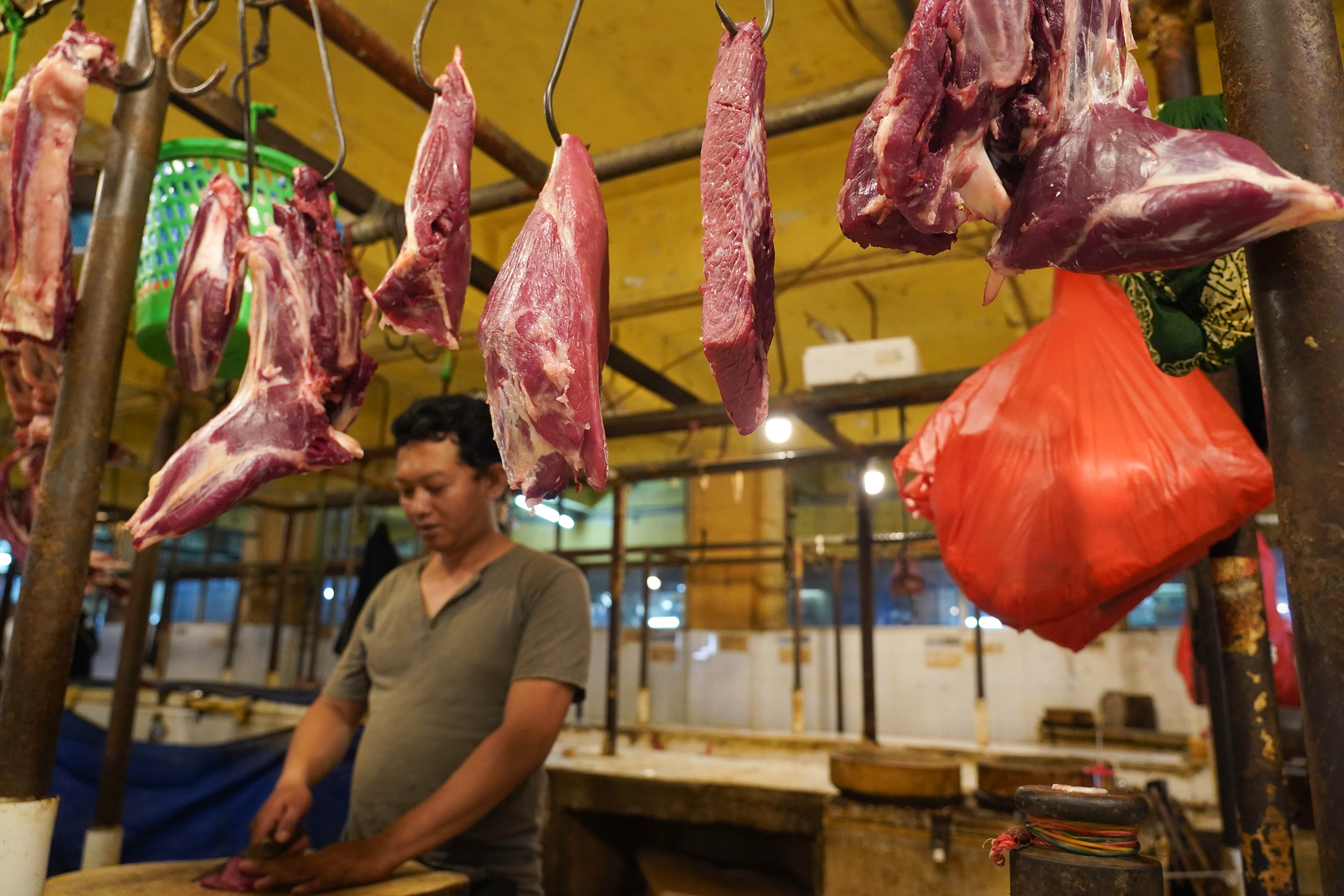 Pedagang menyiapkan daging sapi yang dijual di Pasar Kebayoran Lama, Jakarta Selatan, Kamis (20/8/2026). Pedagang menyebut sejak Hari Raya Idul Adha harga daging sapi masih tinggi yakni berkisar Rp 140 ribu hingga Rp 150 ribu per kilogram dari sebelumya Rp 130 ribu per kilogram.